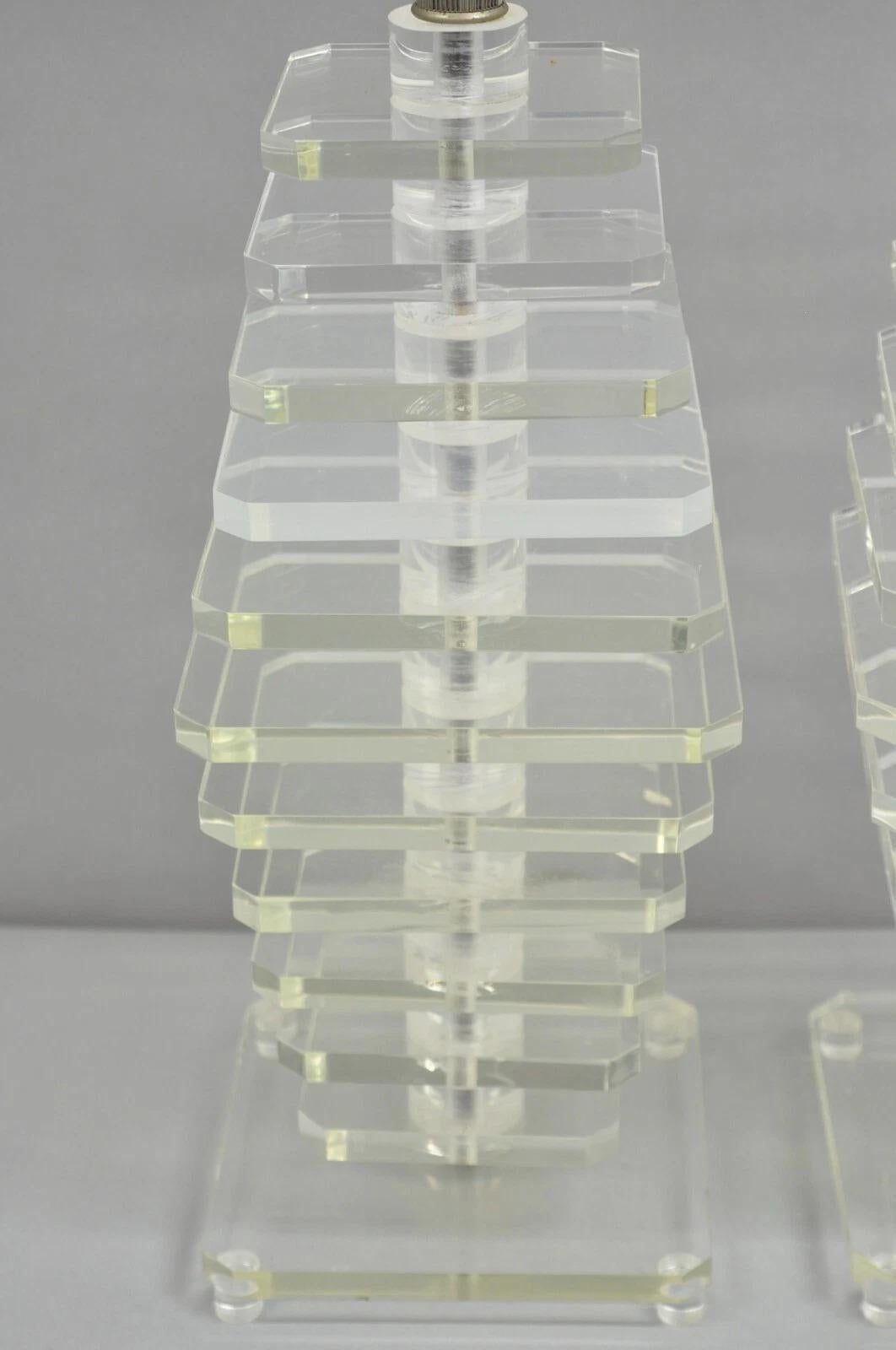 20ième siècle Paire de lampes de table Skyscraper en lucite empilées d'époque moderne du milieu du siècle dernier en vente