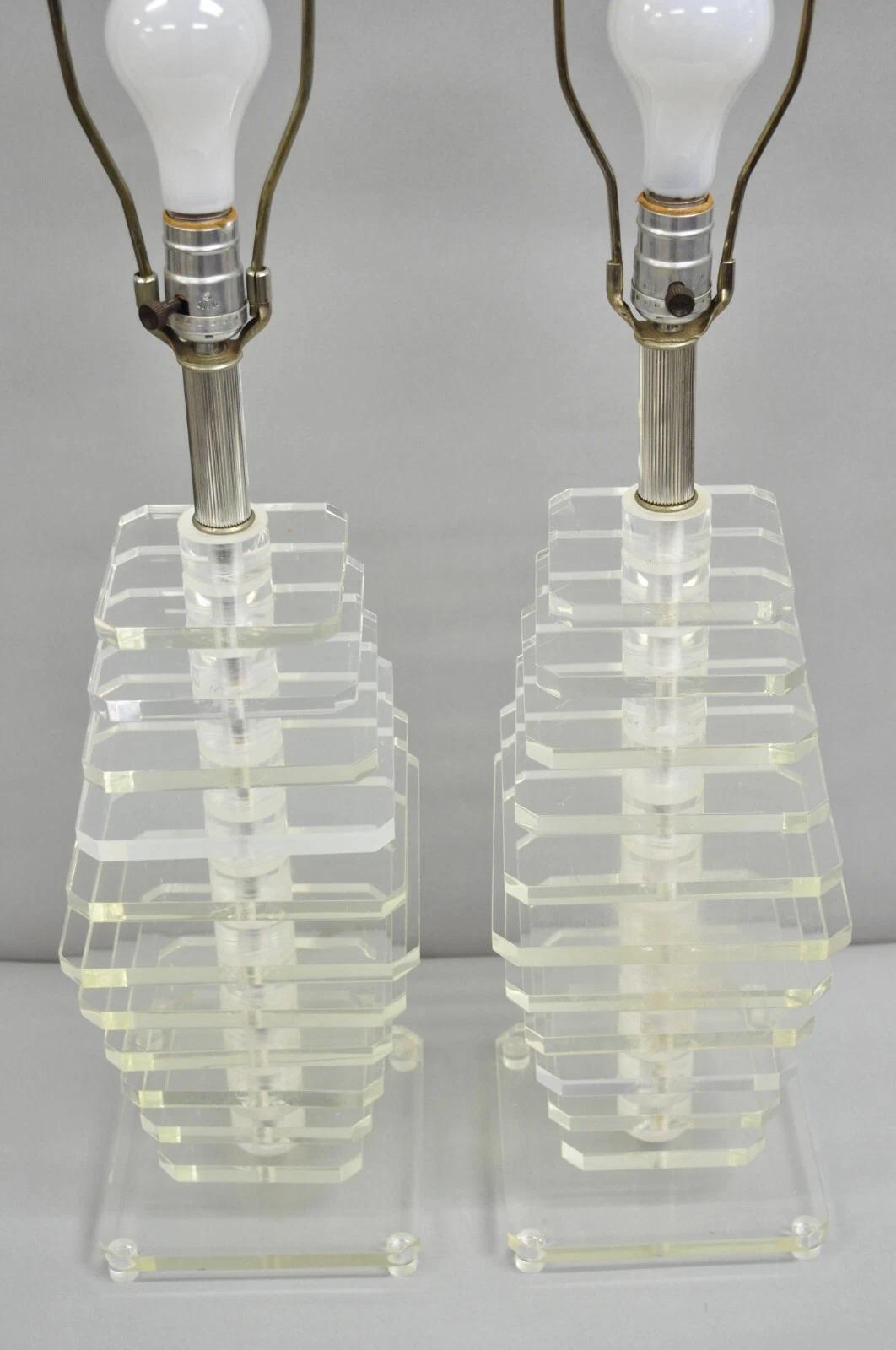Lucite Paire de lampes de table Skyscraper en lucite empilées d'époque moderne du milieu du siècle dernier en vente
