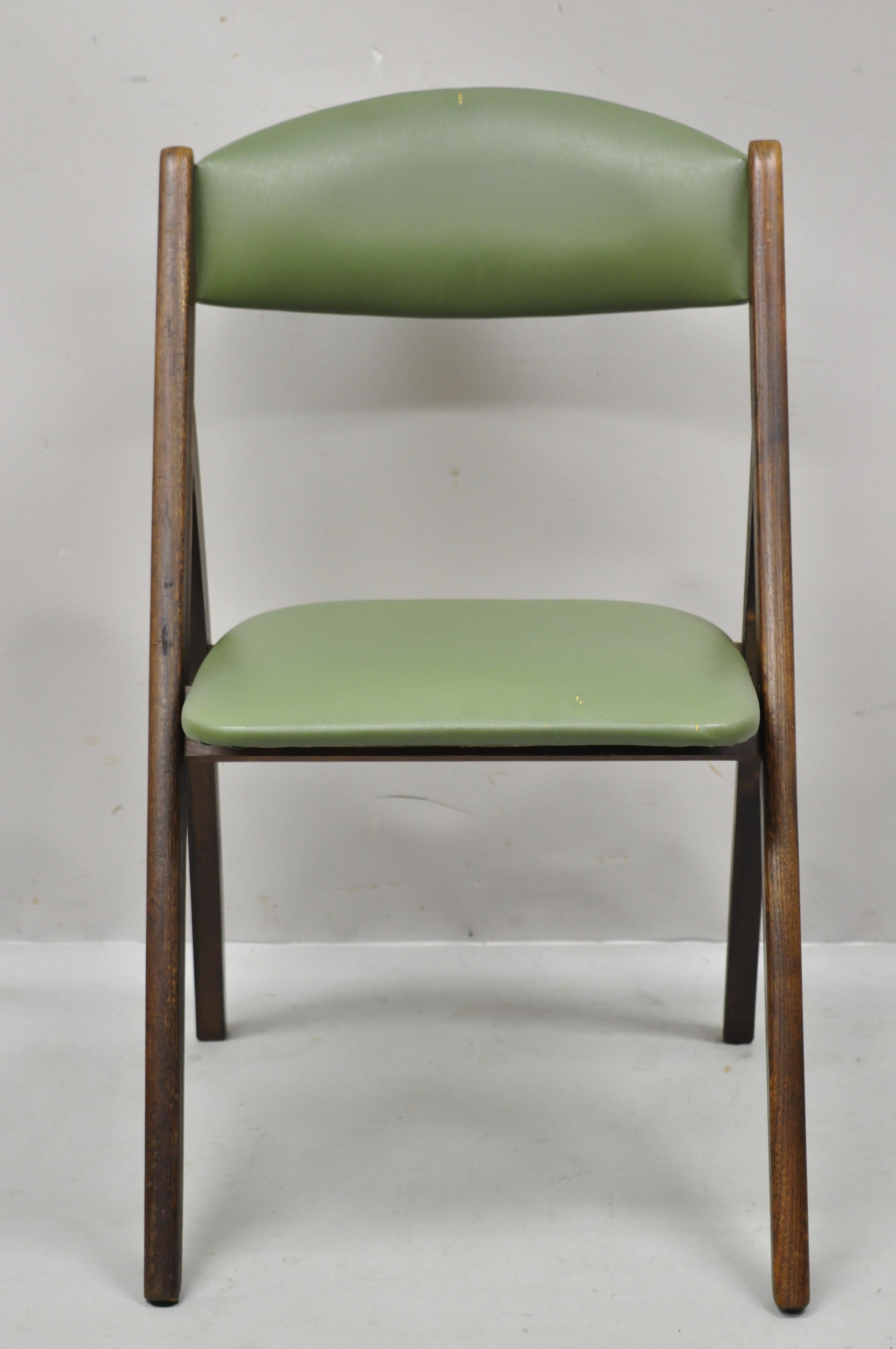Vintage Mid-Century Modern Stakmore solid wood folding dining game table chair. Item features green Naugahyde vinyl upholstery, solid wood folding frames, beautiful wood grain, original label, clean modernist lines, quality American craftsmanship,