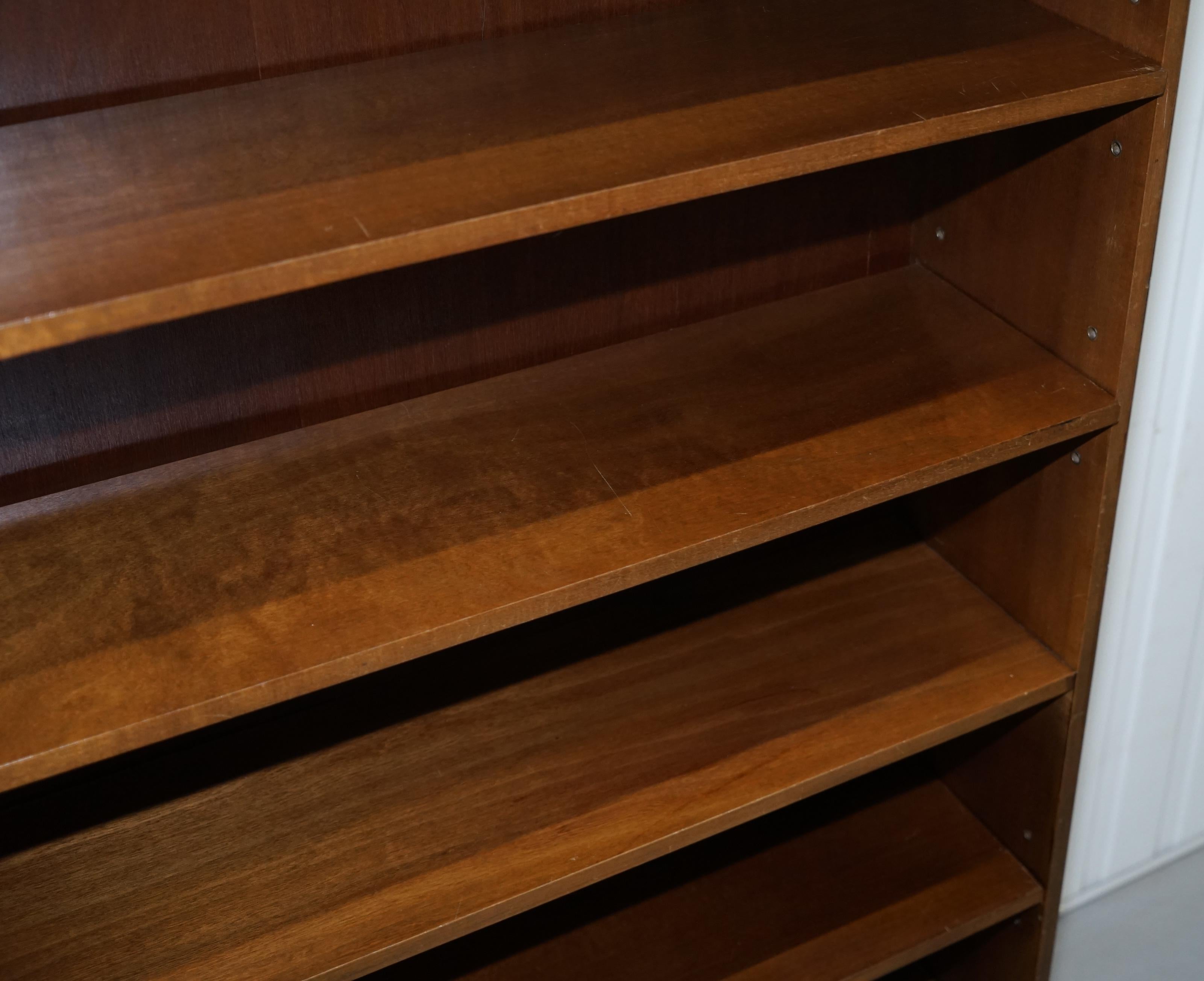 Vintage-Bücherregal mit Musterring und Oberfl Behandlung, Mid-Century Modern (Holz) im Angebot