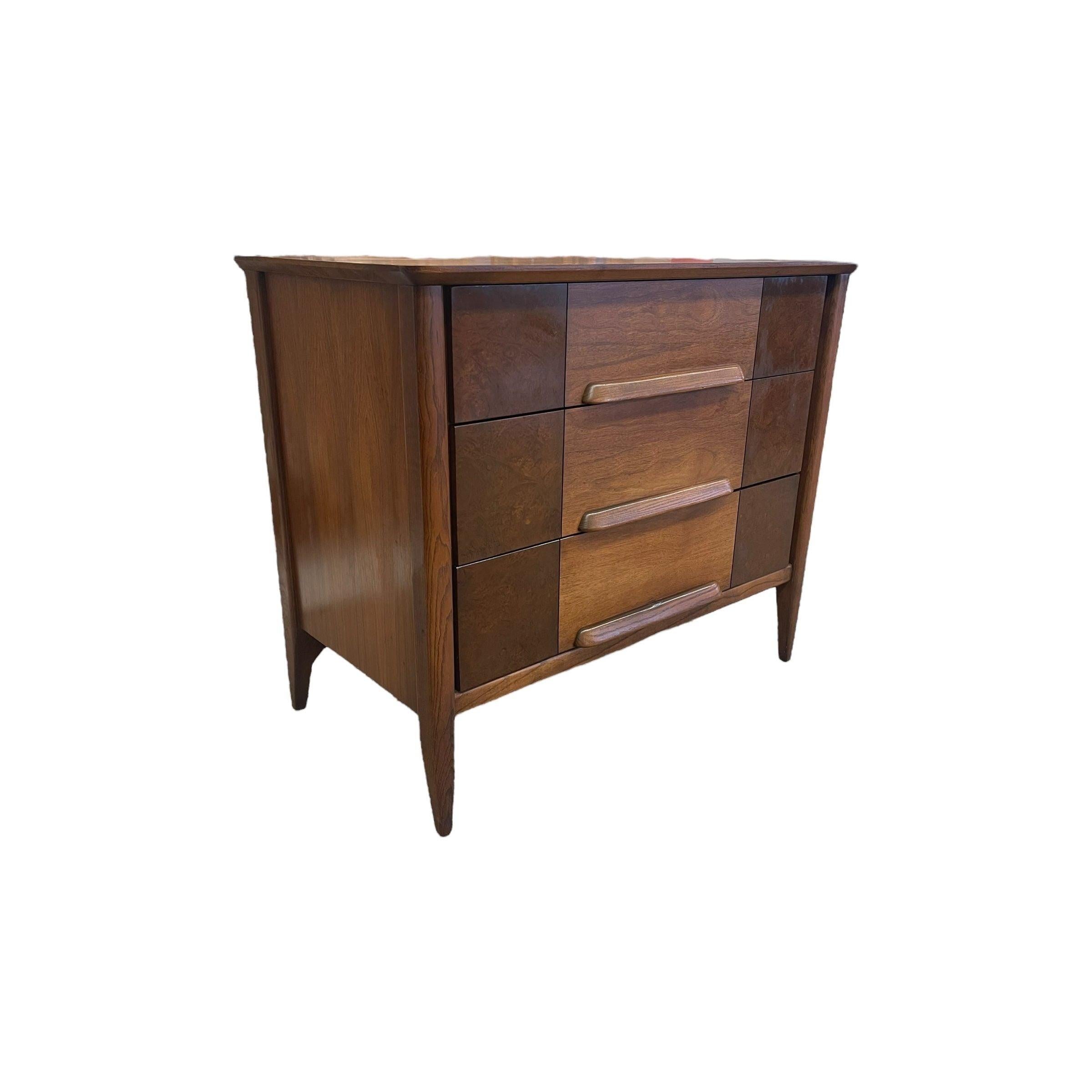Cómoda Vintage Mid Century Modern Stanley Furniture en tono nogal con detalles en madera de raíz de fresno Moderno de mediados de siglo en venta
