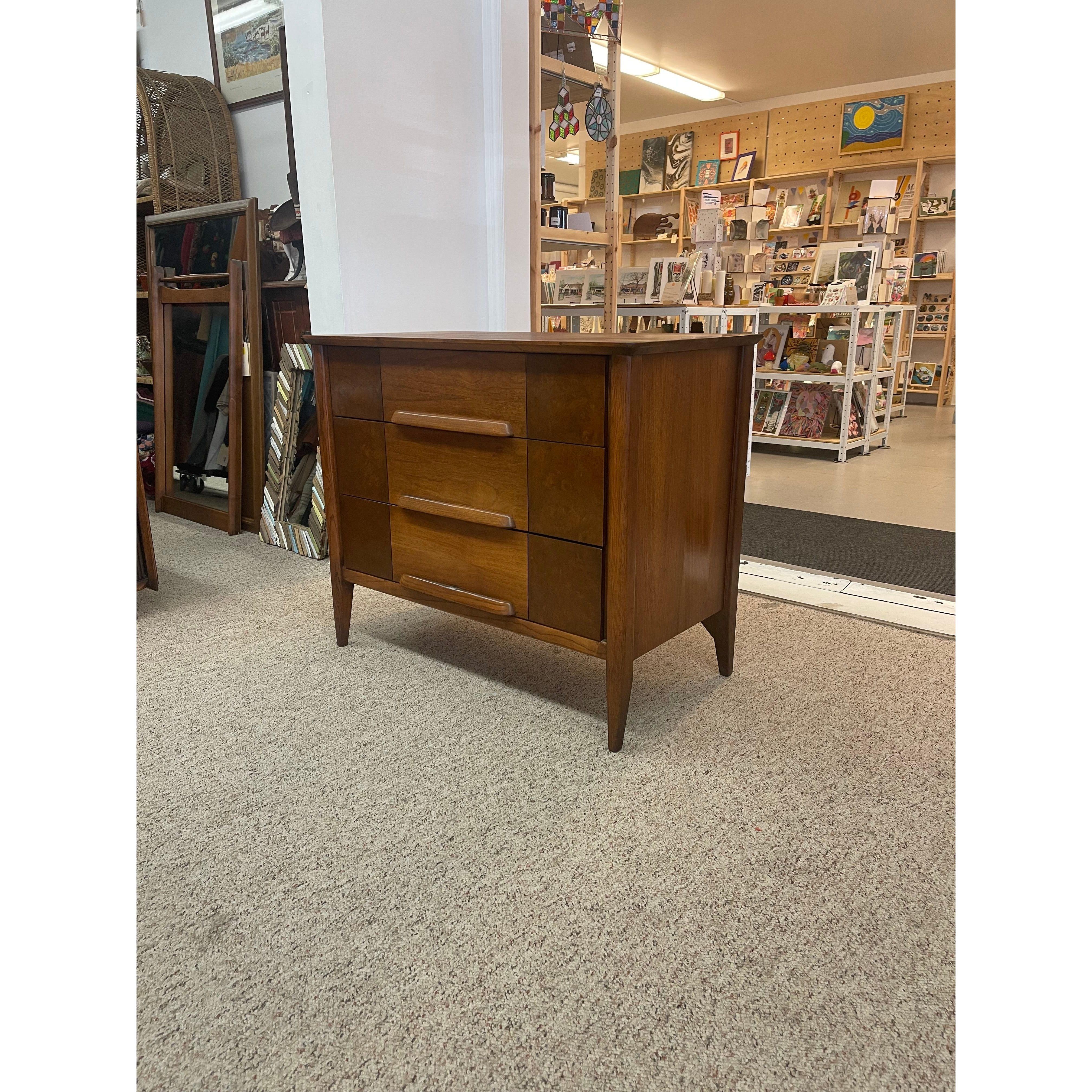 Cómoda Vintage Mid Century Modern Stanley Furniture en tono nogal con detalles en madera de raíz de fresno en Bueno estado para la venta en Seattle, WA