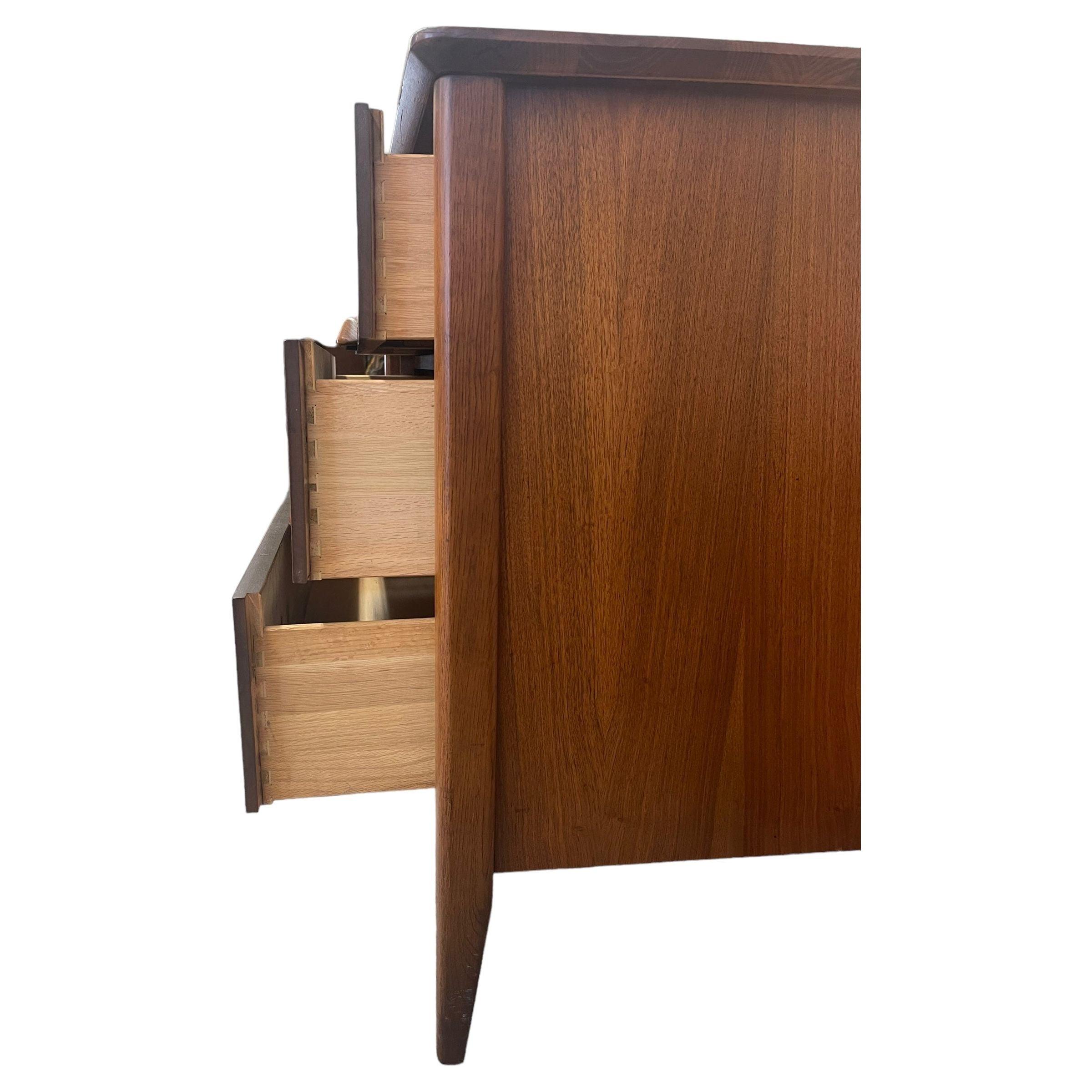Cómoda Vintage Mid Century Modern Stanley Furniture en tono nogal con detalles en madera de raíz de fresno Nogal en venta