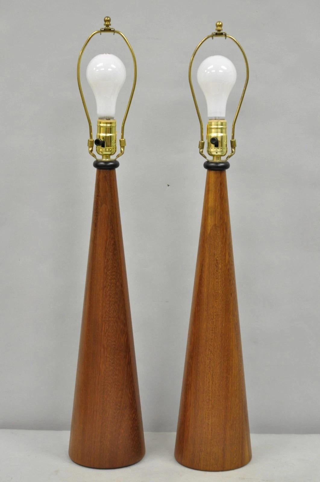 Paire de lampes de table en forme de cône en bois de teck staved Vintage Mid Century Modern - a Pair en vente 3