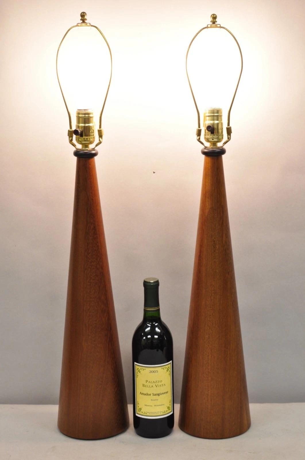 Paire de lampes de table en forme de cône en bois de teck sculpté, Vintage Mid Century Modern. Circa Late 20th Century. Dimensions : 30