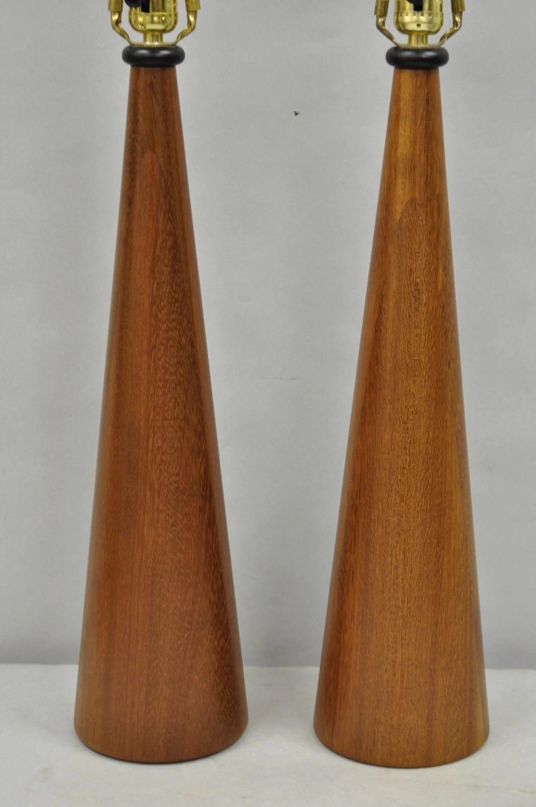 Mid-Century Modern Paire de lampes de table en forme de cône en bois de teck staved Vintage Mid Century Modern - a Pair en vente