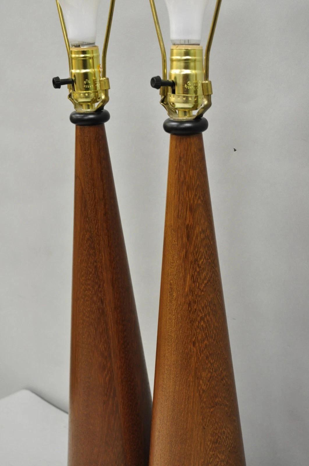 Inconnu Paire de lampes de table en forme de cône en bois de teck staved Vintage Mid Century Modern - a Pair en vente