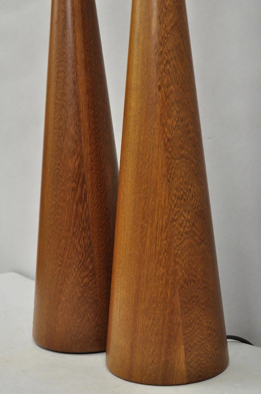 Paire de lampes de table en forme de cône en bois de teck staved Vintage Mid Century Modern - a Pair Bon état - En vente à Philadelphia, PA