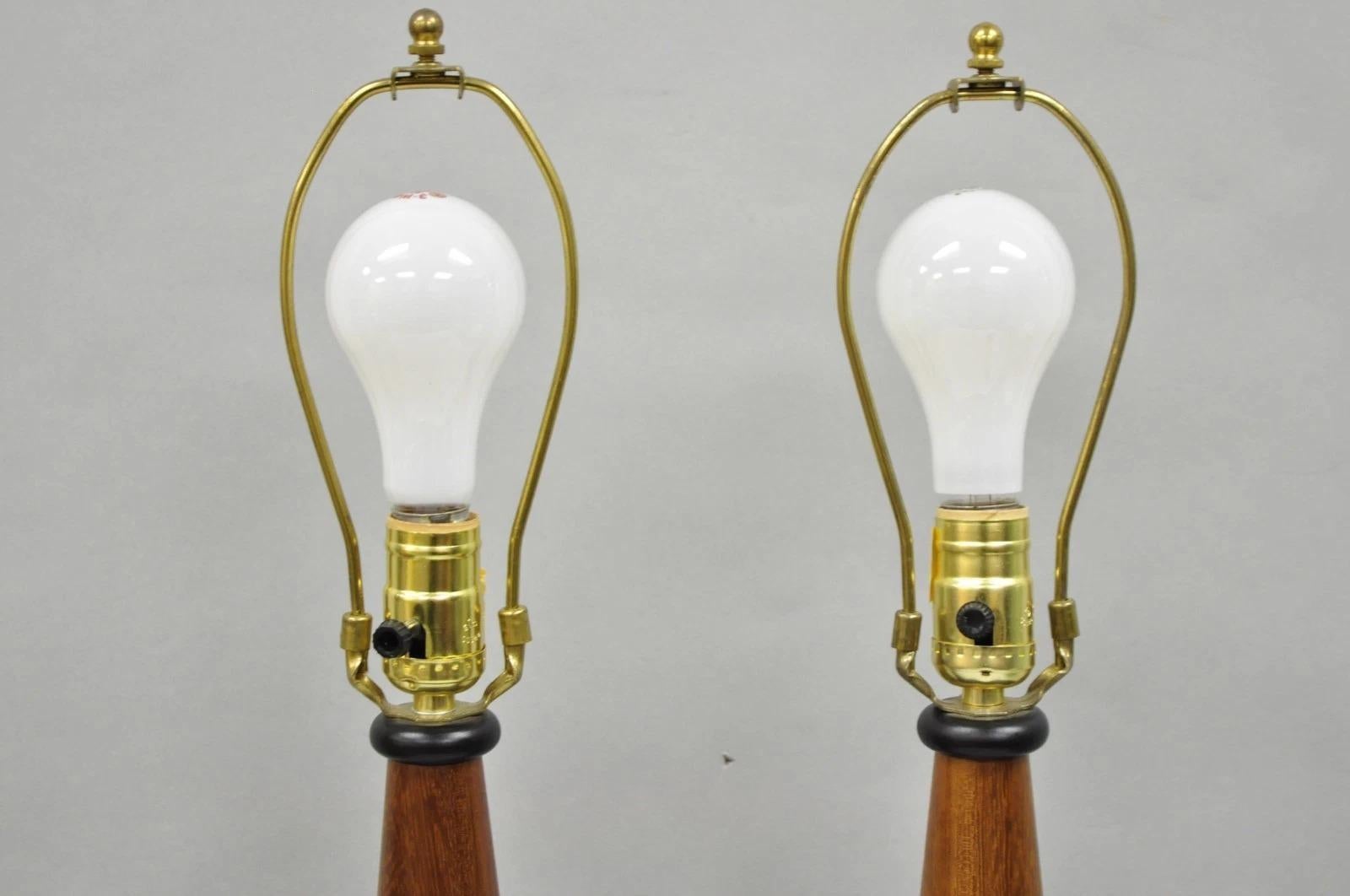 20ième siècle Paire de lampes de table en forme de cône en bois de teck staved Vintage Mid Century Modern - a Pair en vente