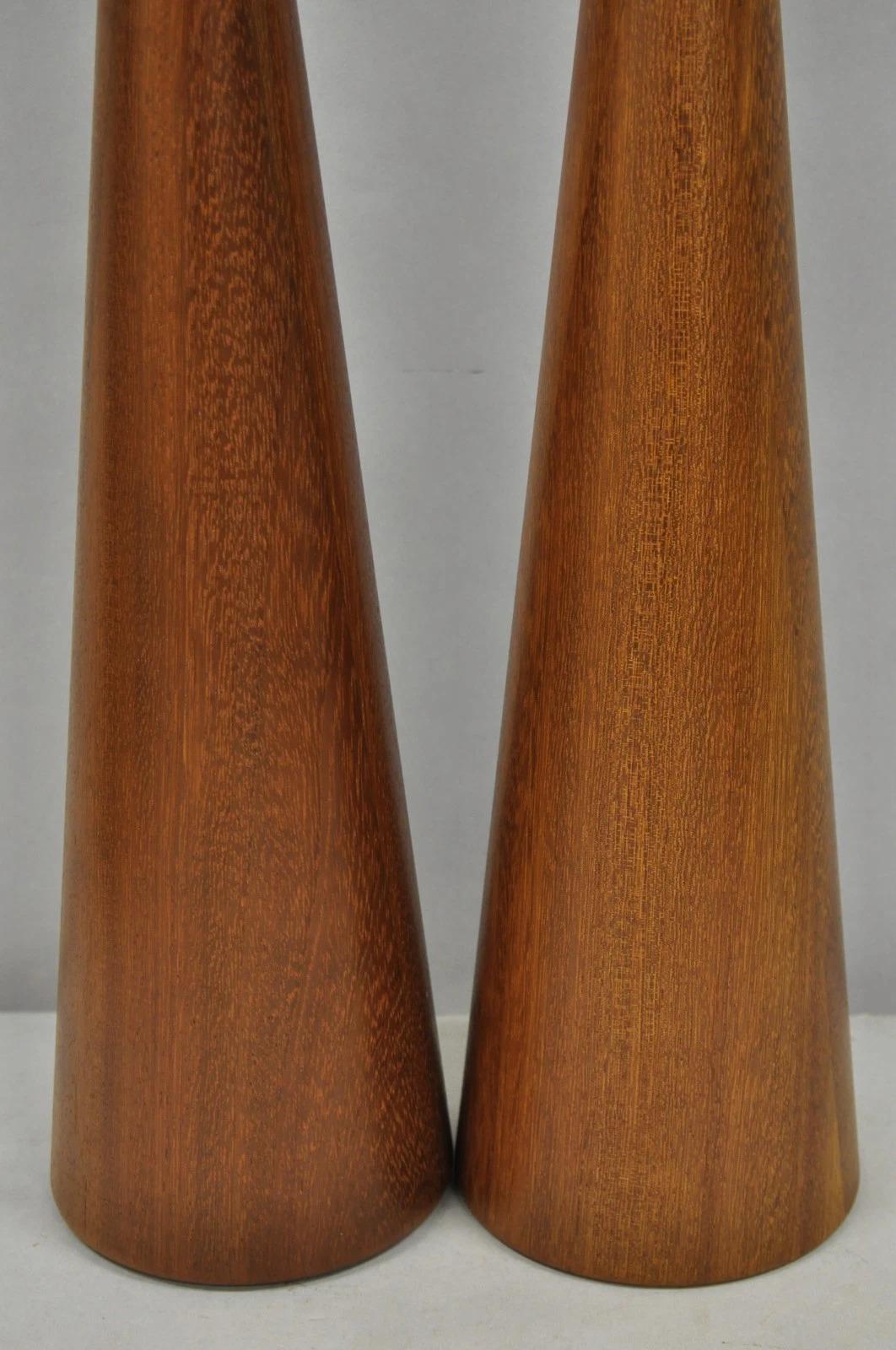 Paire de lampes de table en forme de cône en bois de teck staved Vintage Mid Century Modern - a Pair en vente 1
