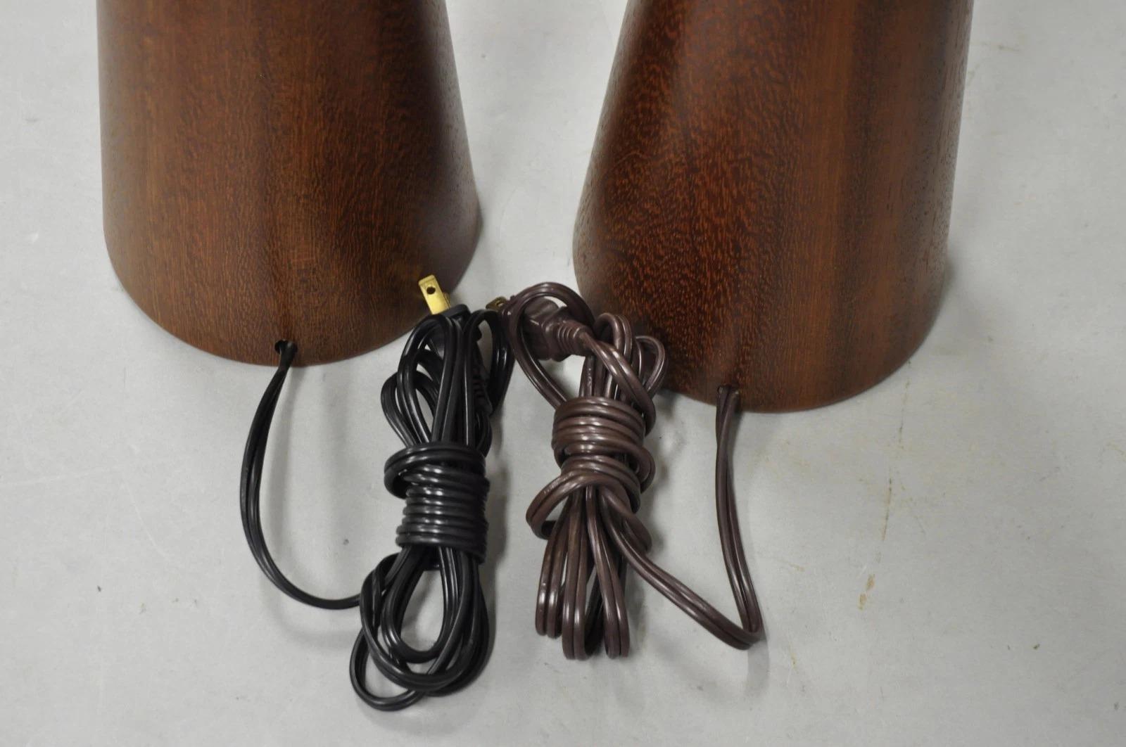 Paire de lampes de table en forme de cône en bois de teck staved Vintage Mid Century Modern - a Pair en vente 2