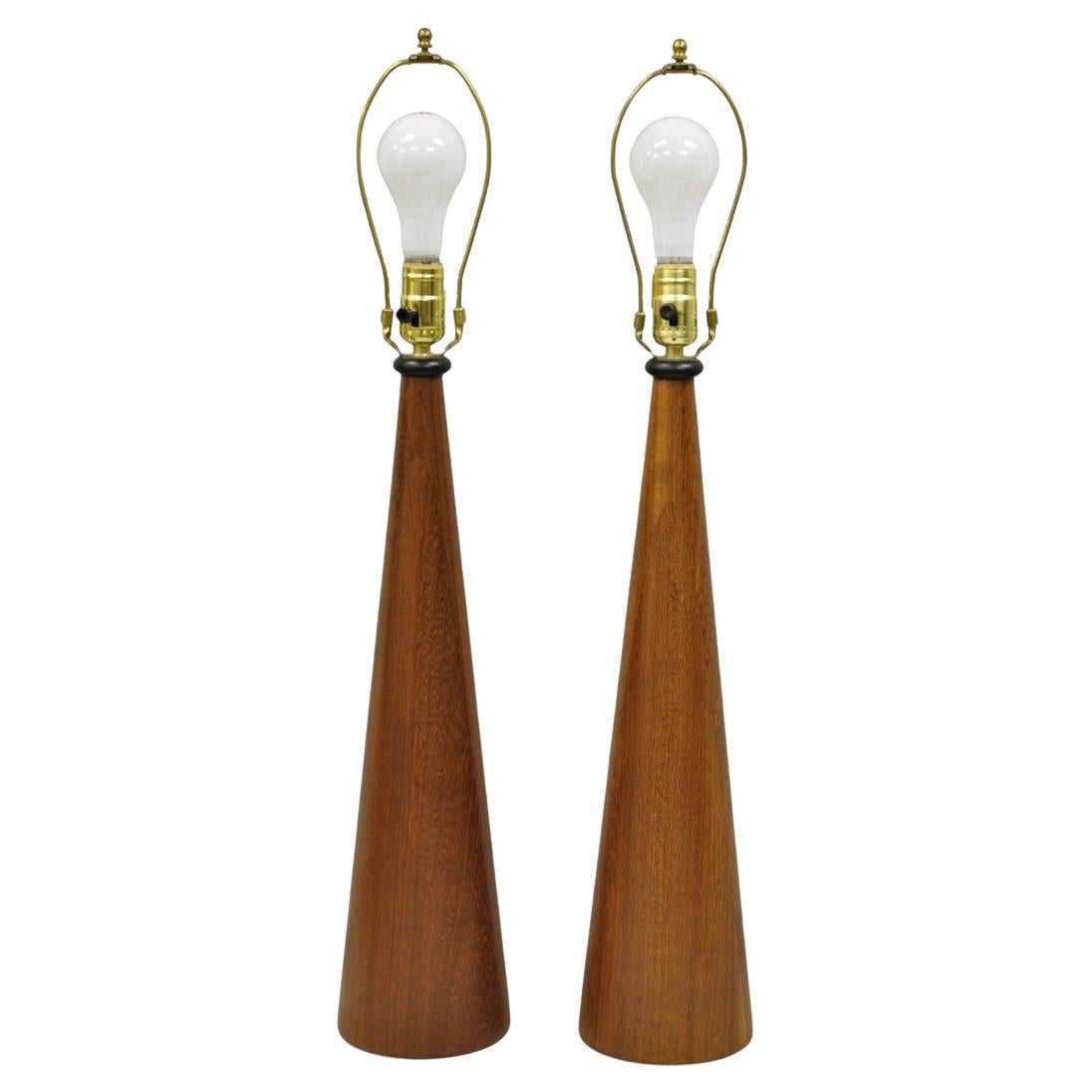 Paire de lampes de table en forme de cône en bois de teck staved Vintage Mid Century Modern - a Pair en vente