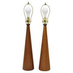 Lampade da tavolo a forma di cono in legno di teak intagliato, vintage, della metà del secolo scorso - una coppia