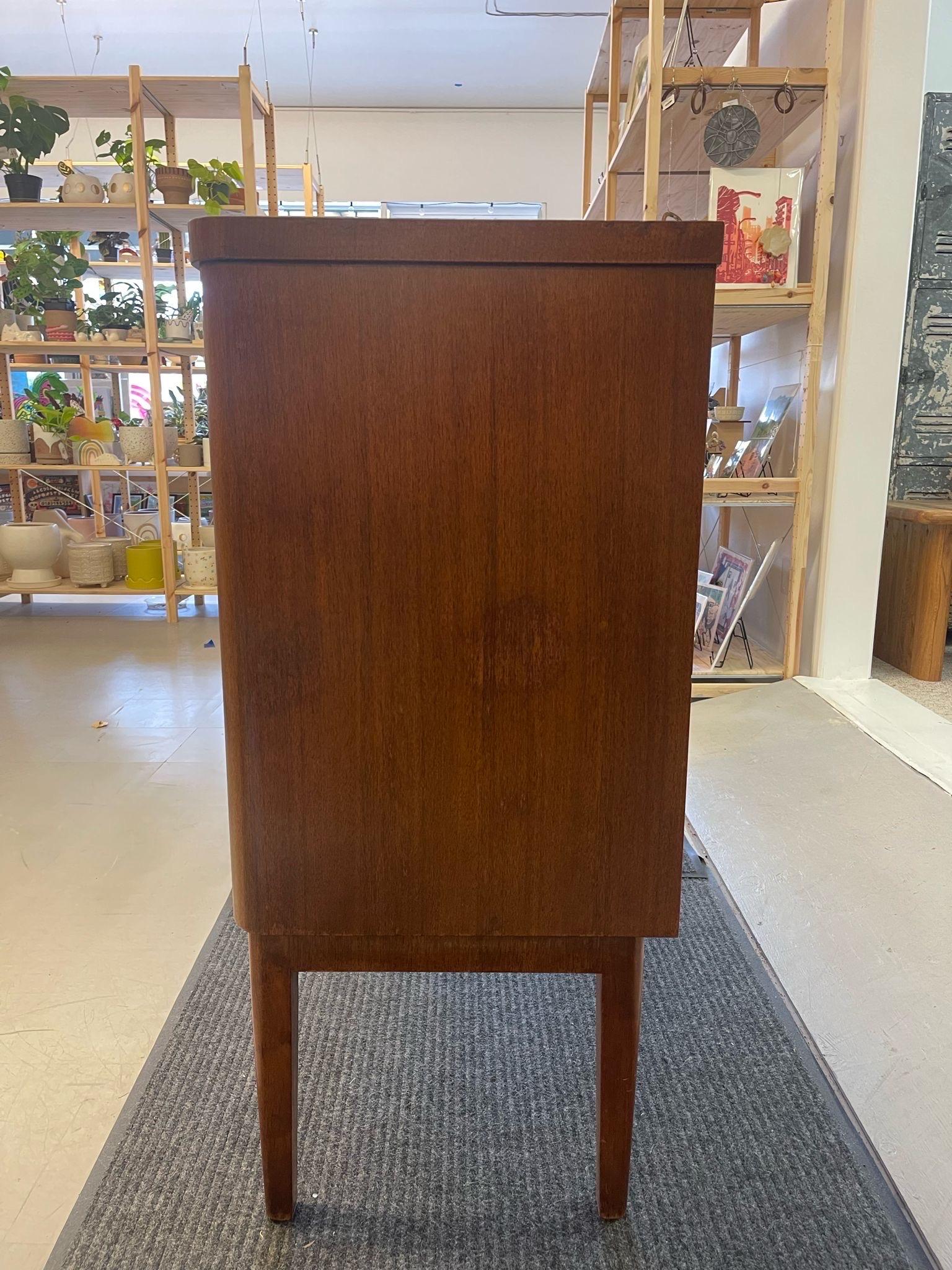 Vintage Mid Century Modern Stow and David Walnut Toned a Side Board Cabinet. For Sale 6