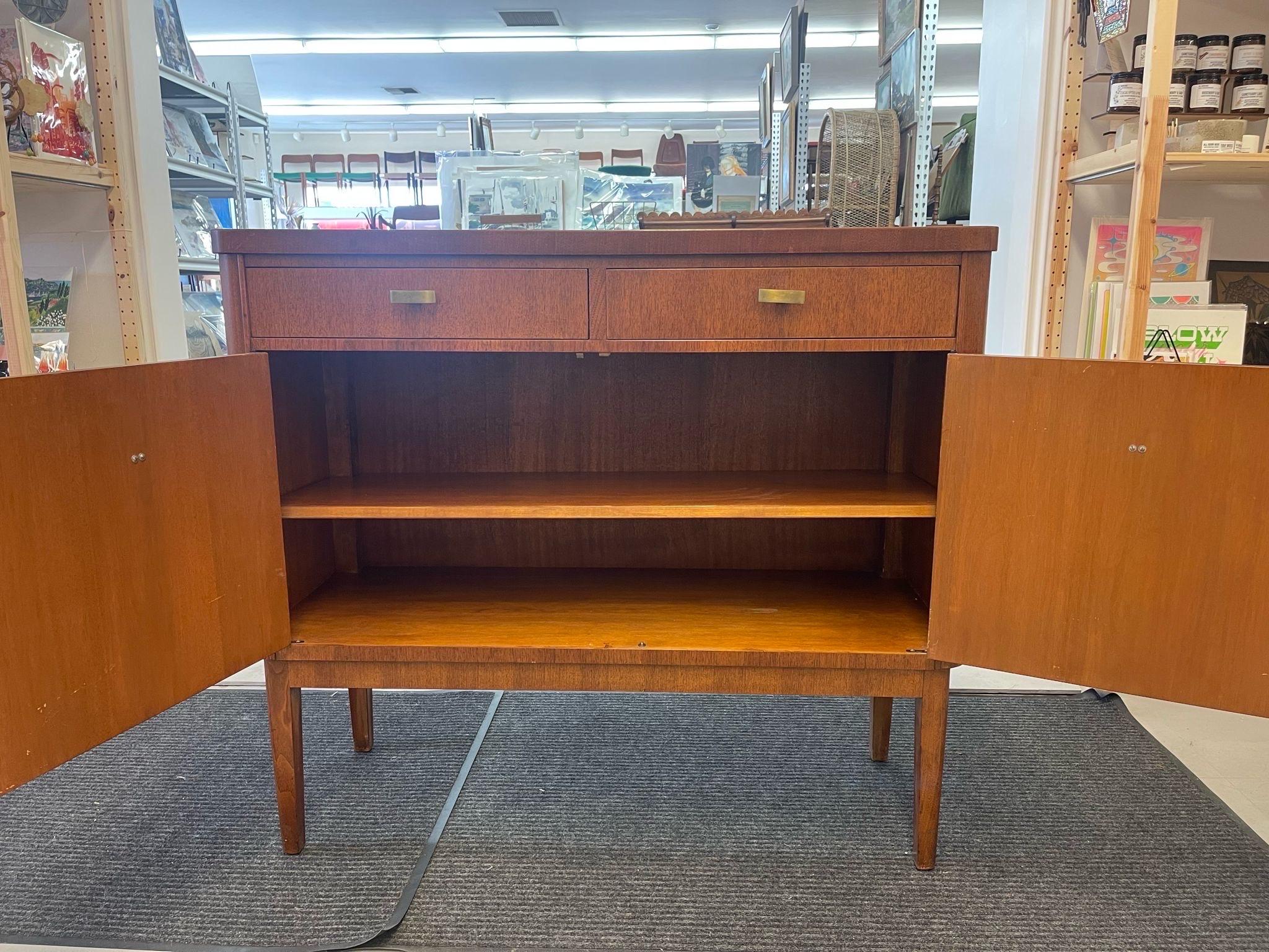 Vintage Mid Century Modern Stow and David Walnut Toned a Side Board Cabinet. In Good Condition For Sale In Seattle, WA