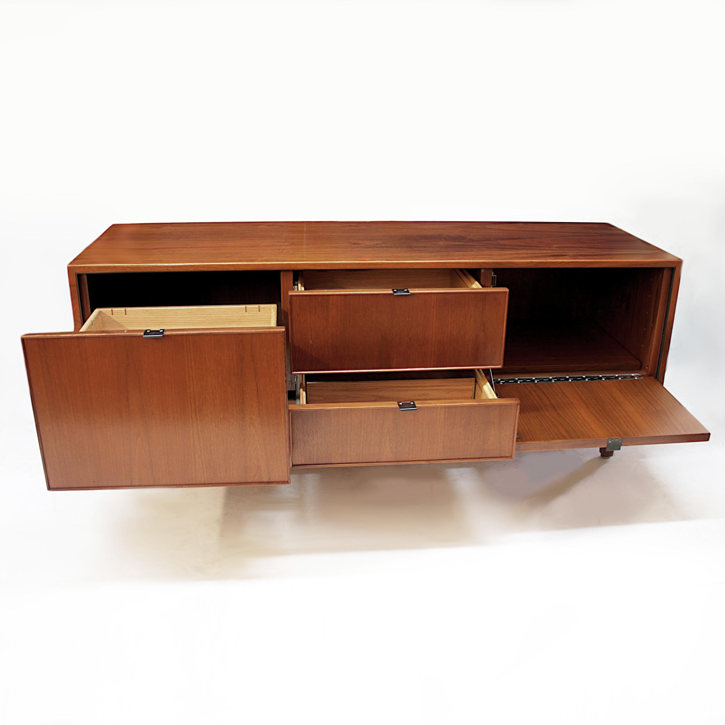 Vintage Mid-Century Modern Stow Davis Walnut Credenza TV Stand by Alexis Yermako In Good Condition In Lafayette, IN