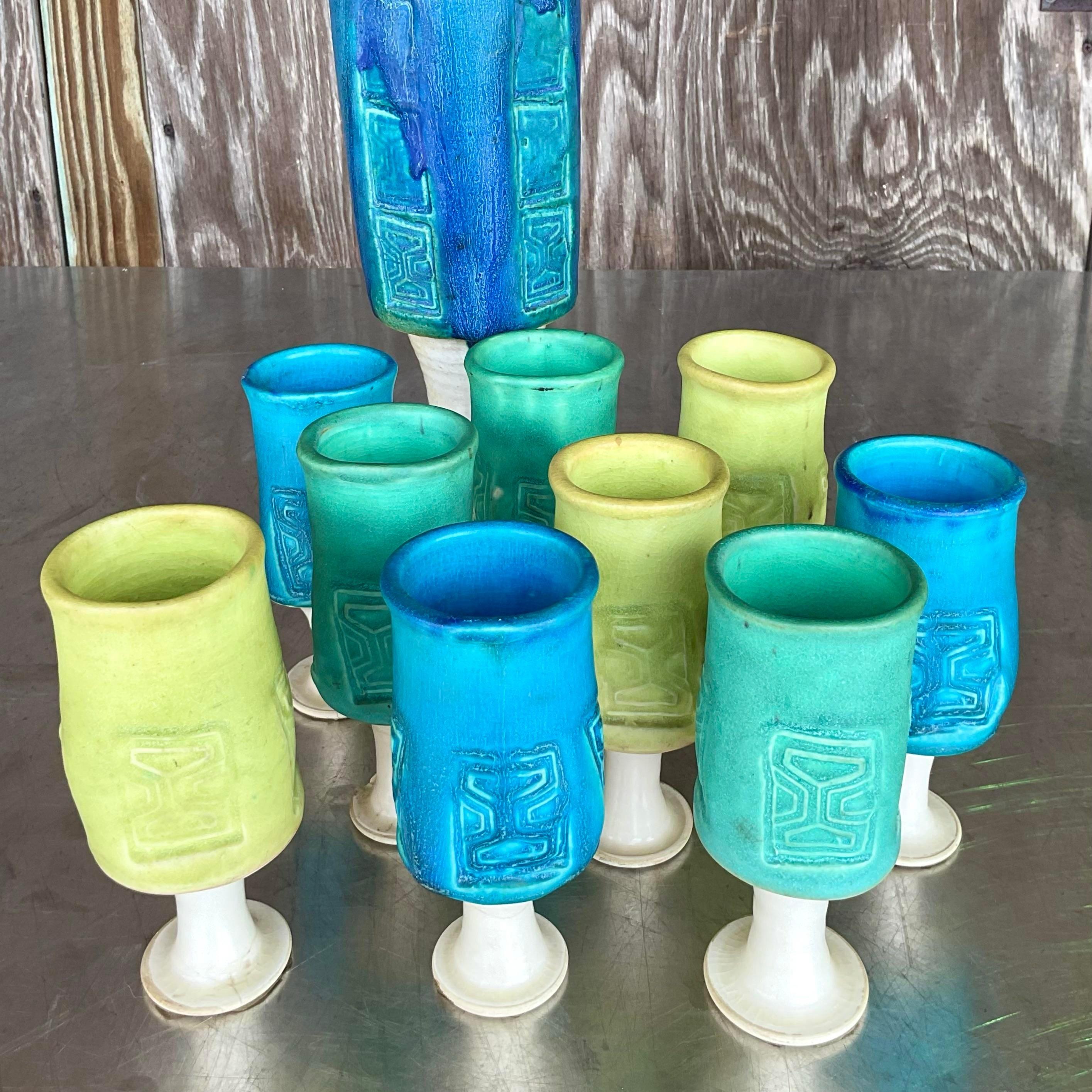 Erweitern Sie Ihre Sammlung mit diesem MCM Studio Pottery Krug-Set im Vintage-Stil. Jedes Stück zeichnet sich durch ein schlichtes, modernes Design aus der Mitte des Jahrhunderts, einzigartige handgefertigte Details und erdige Farbtöne aus. Dieses