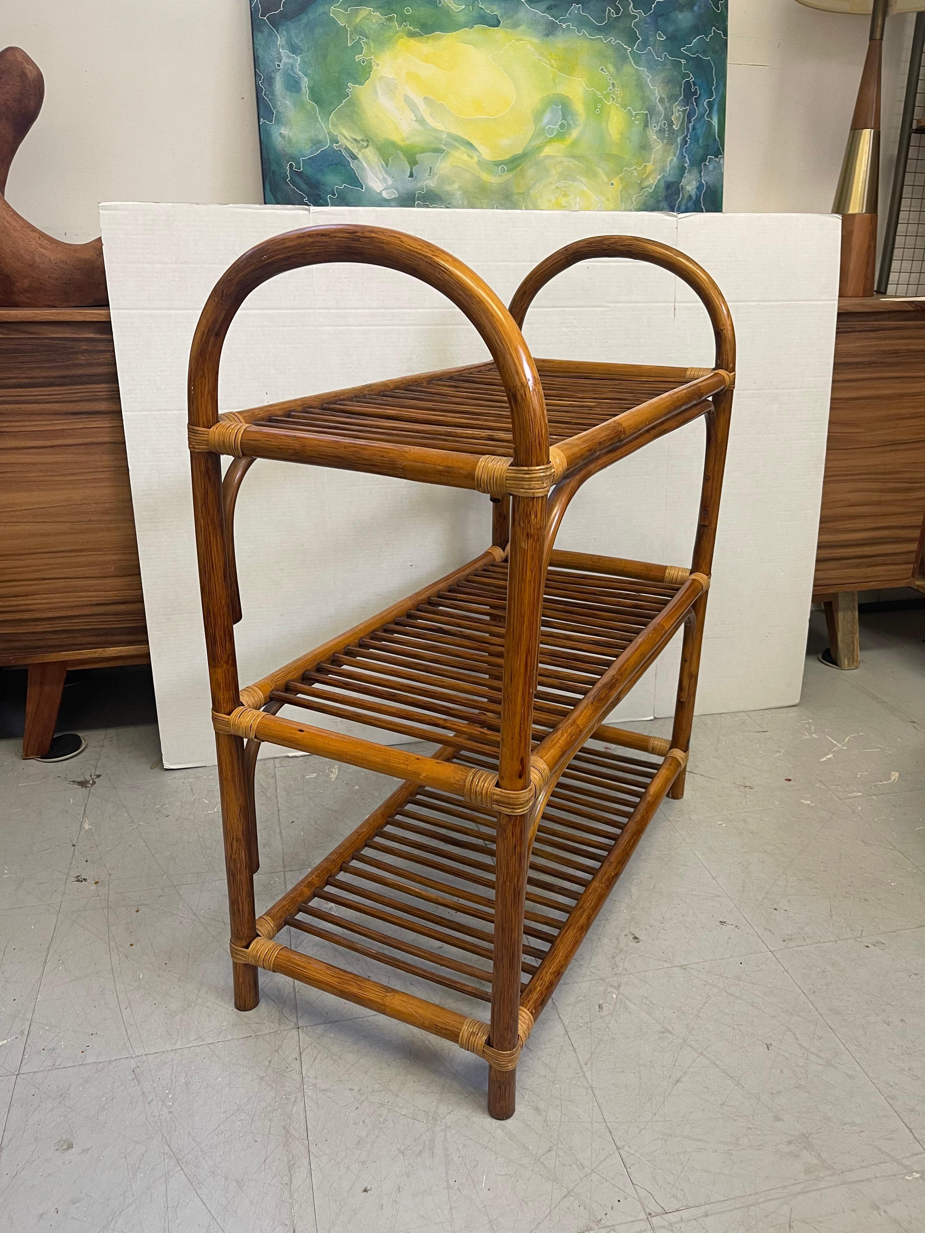 Mid-Century moderno Vintage By, stile moderno anni '70, scaffale a tre livelli in bambù e rattan. in vendita