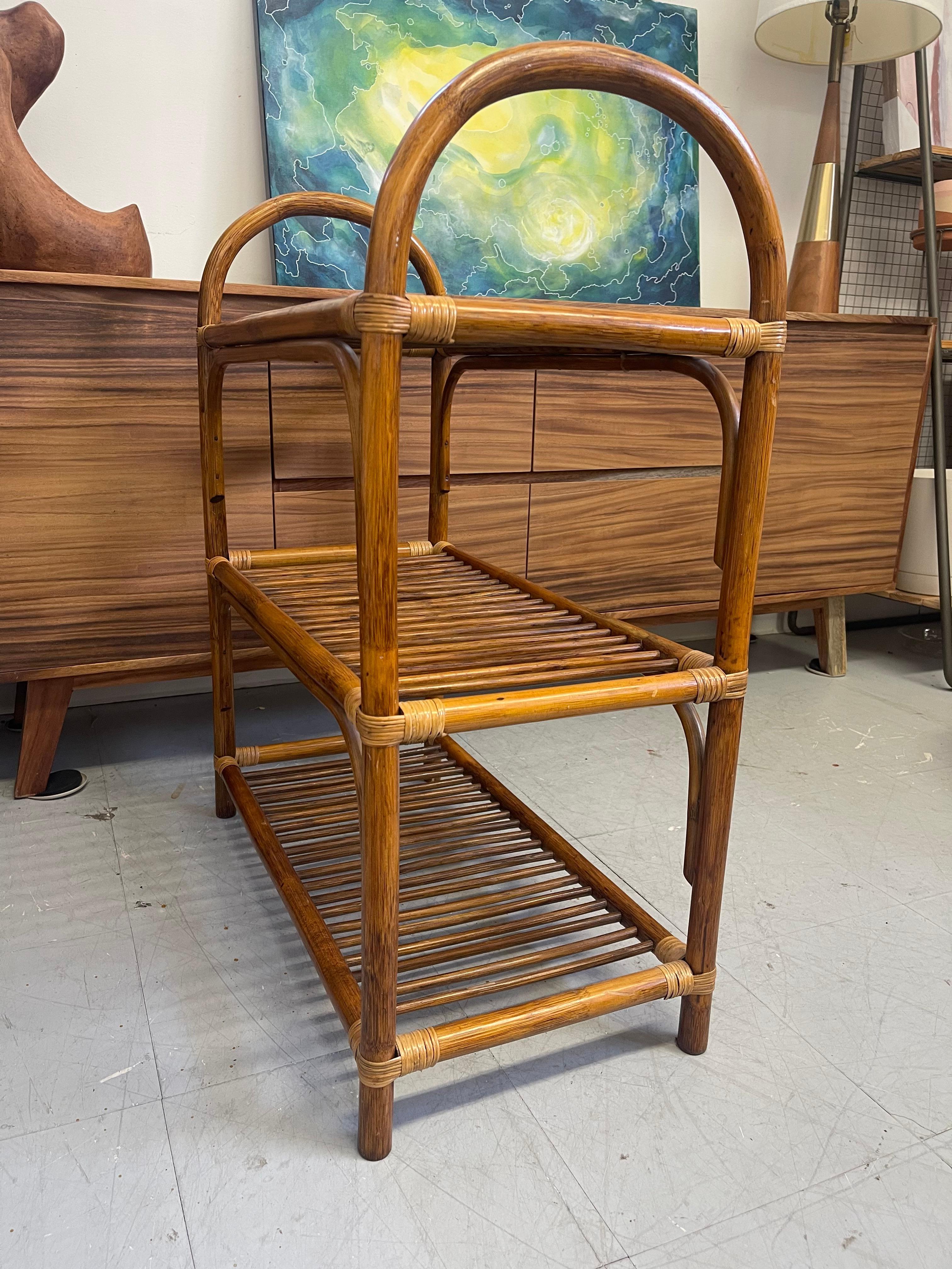 Fine XX secolo Vintage By, stile moderno anni '70, scaffale a tre livelli in bambù e rattan. in vendita