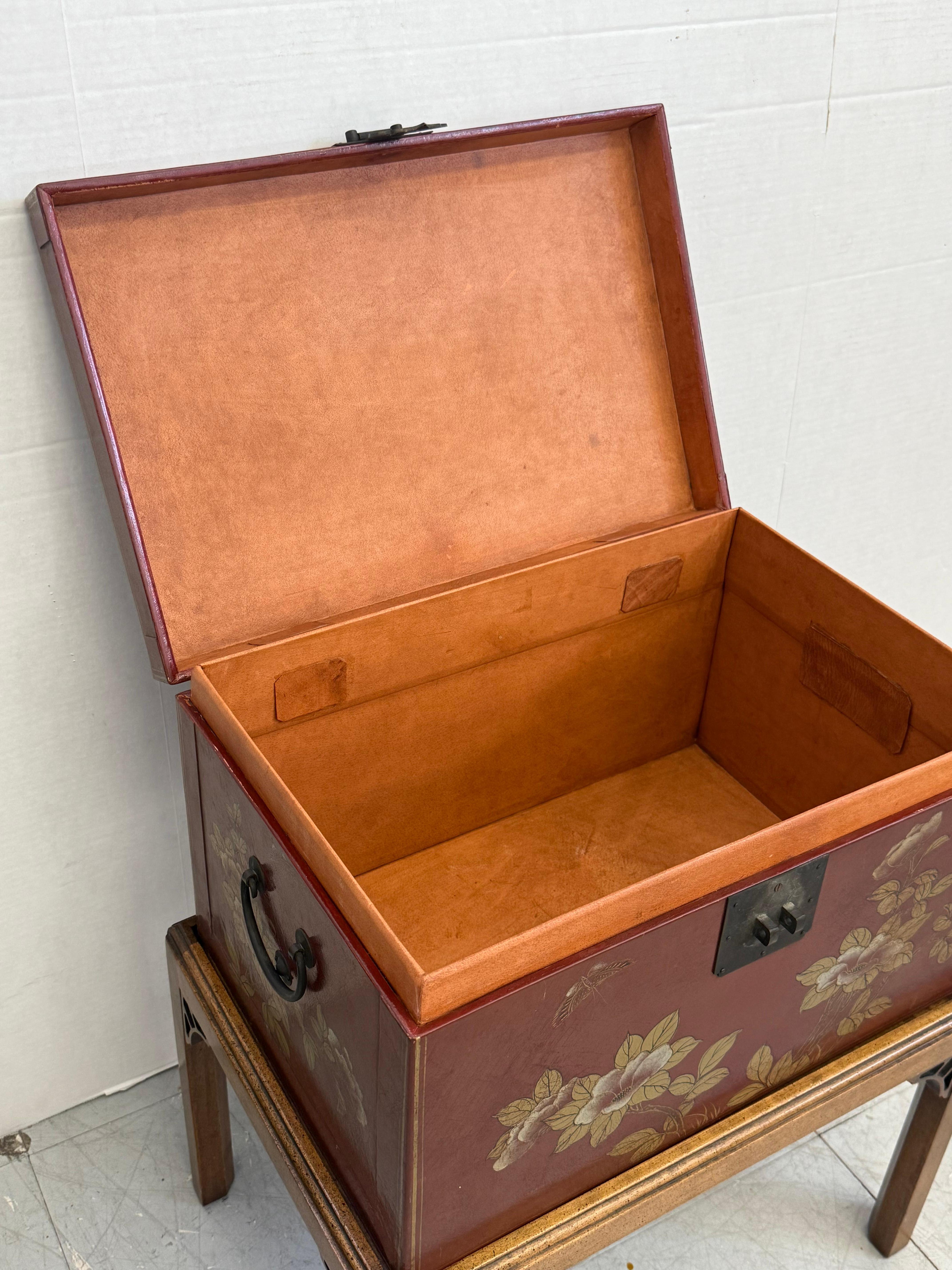 Table de rangement de style asiatique laqué du milieu du siècle dernier en vente 4