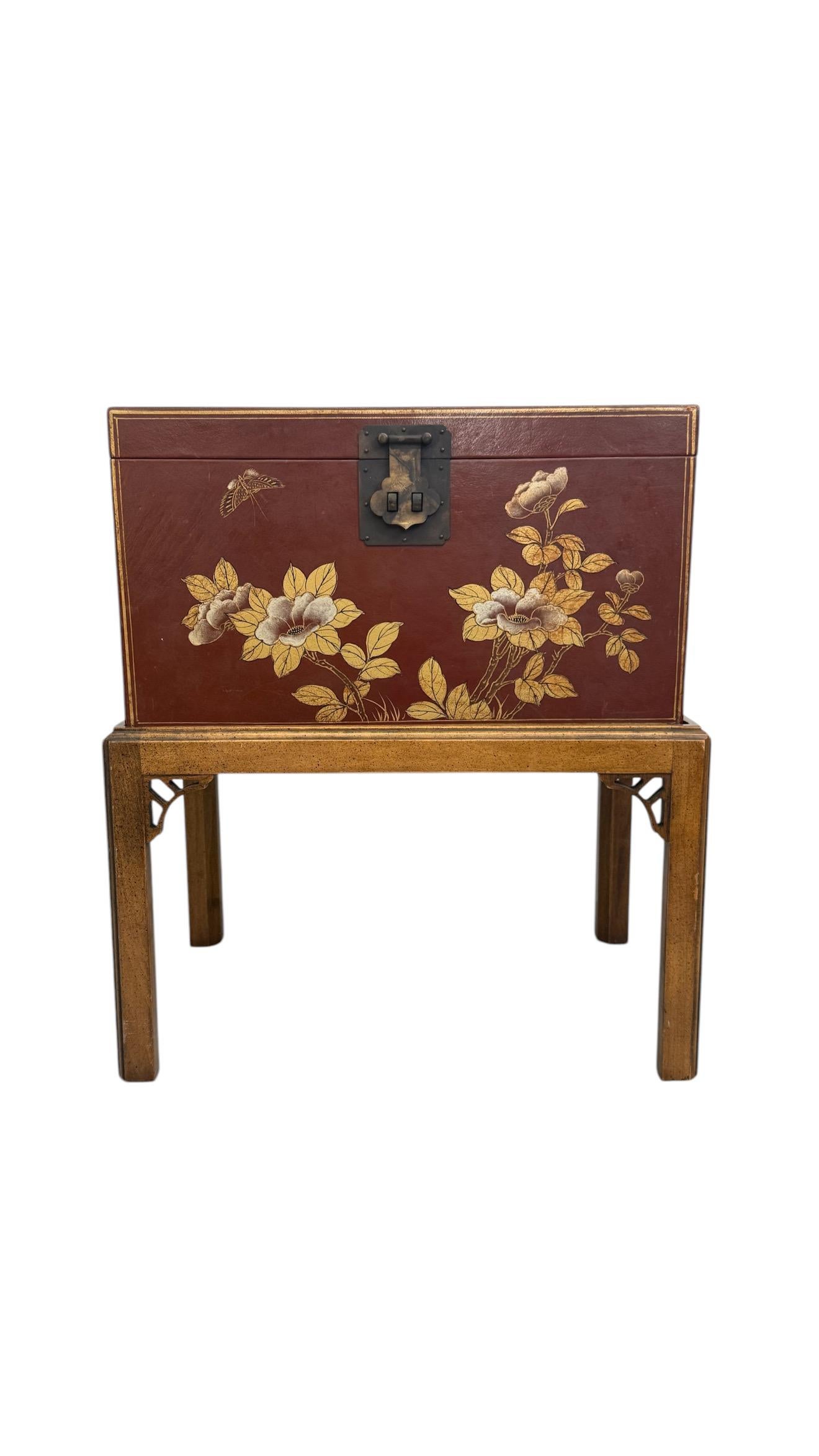  Boîte de rangement vintage de style asiatique laquée avec motif floral et oiseau, associée à un support en bois sculpté. La quincaillerie présente une patine intéressante. Le coffre repose librement sur la base et peut être retiré pour une