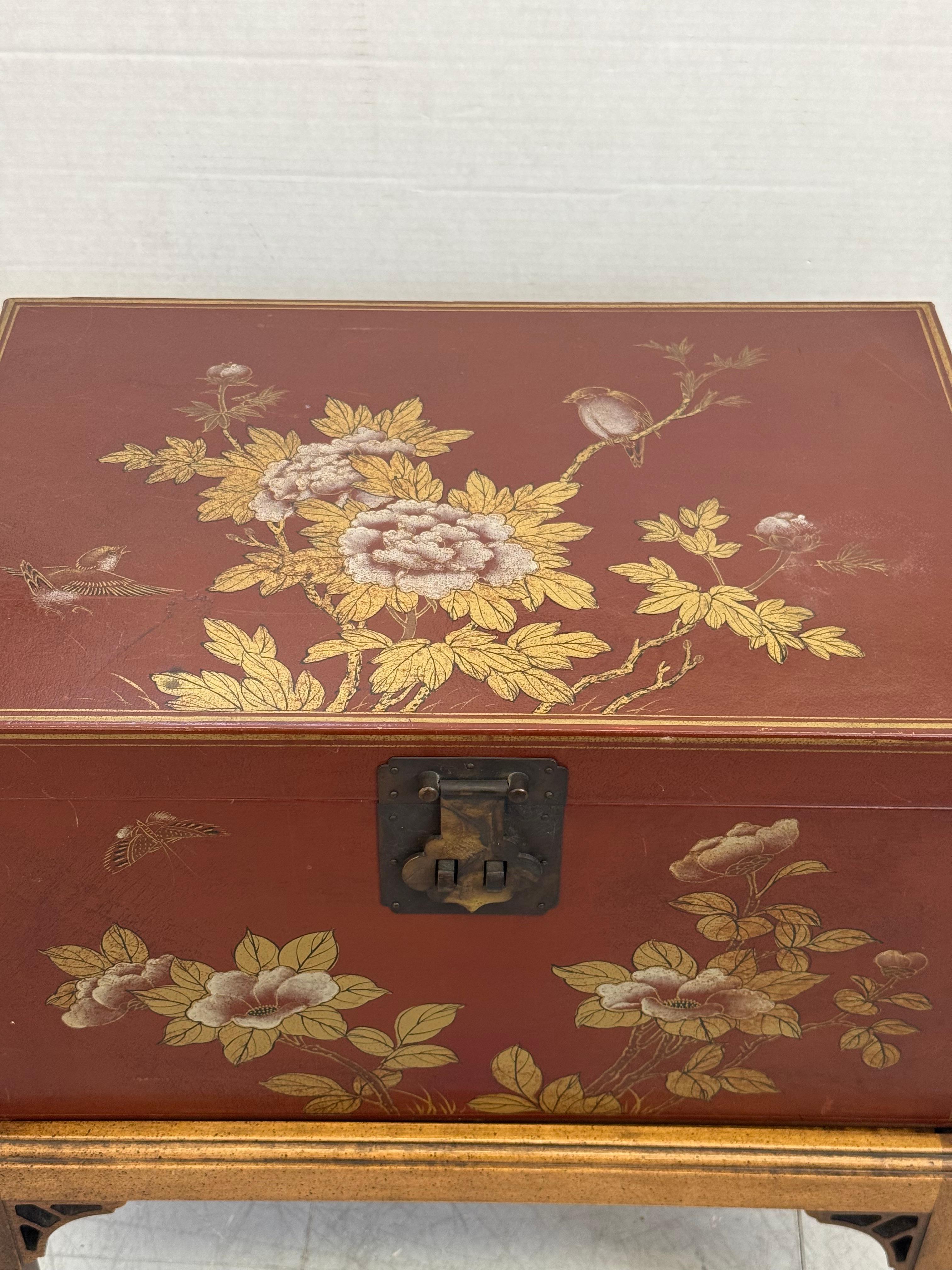 Table de rangement de style asiatique laqué du milieu du siècle dernier Bon état - En vente à Seattle, WA