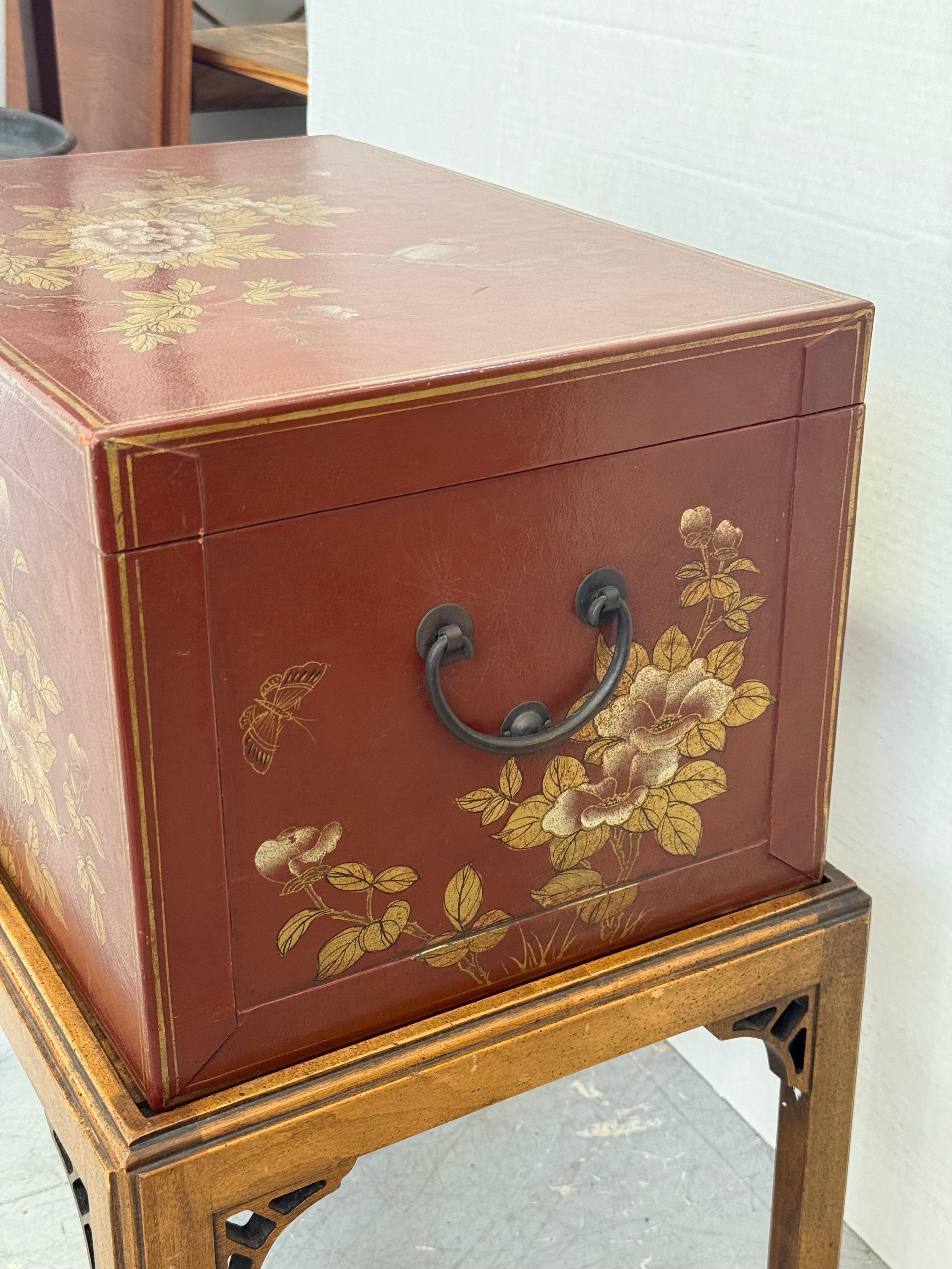 Fin du 20e siècle Table de rangement de style asiatique laqué du milieu du siècle dernier en vente