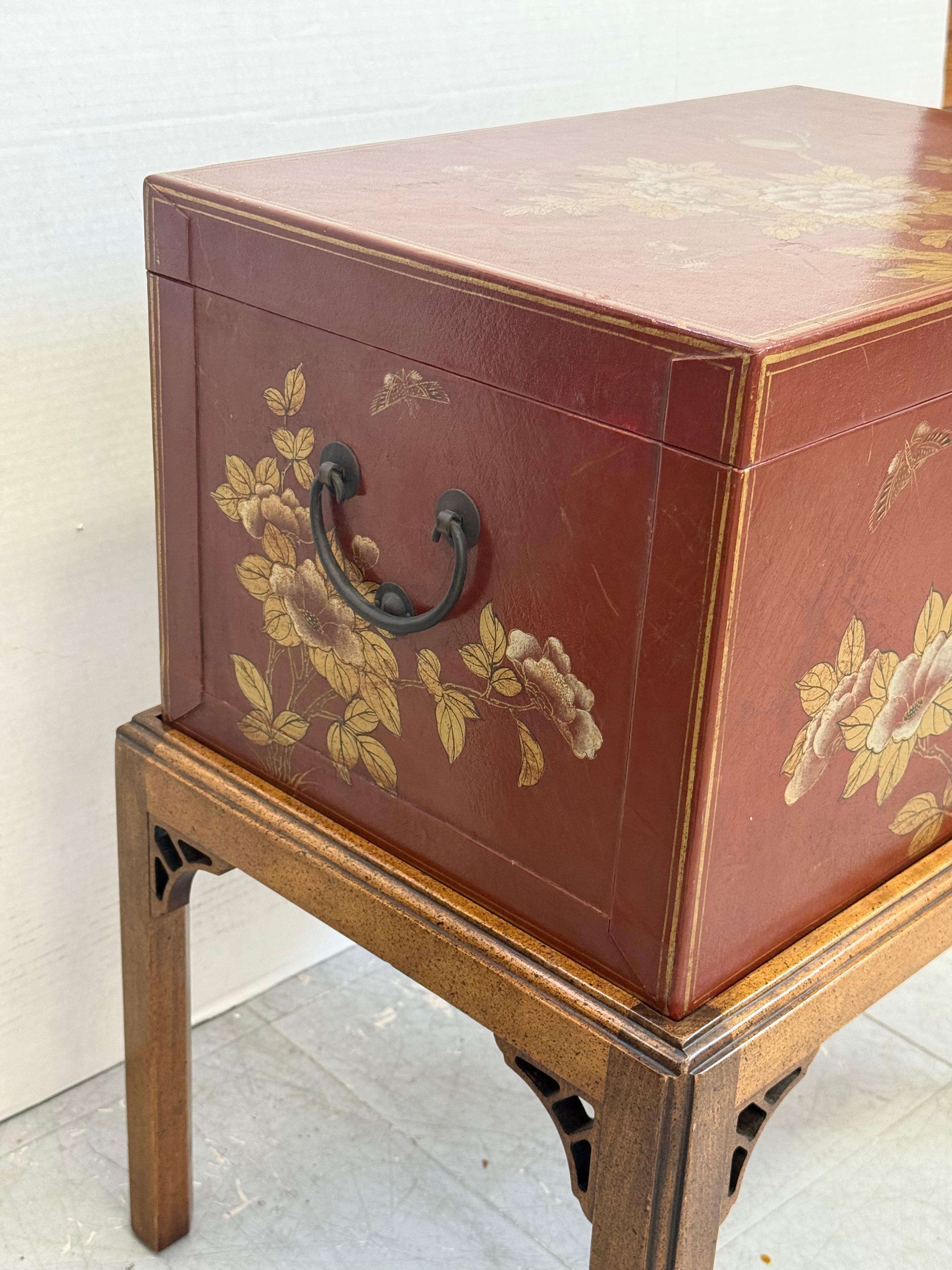 Bois Table de rangement de style asiatique laqué du milieu du siècle dernier en vente