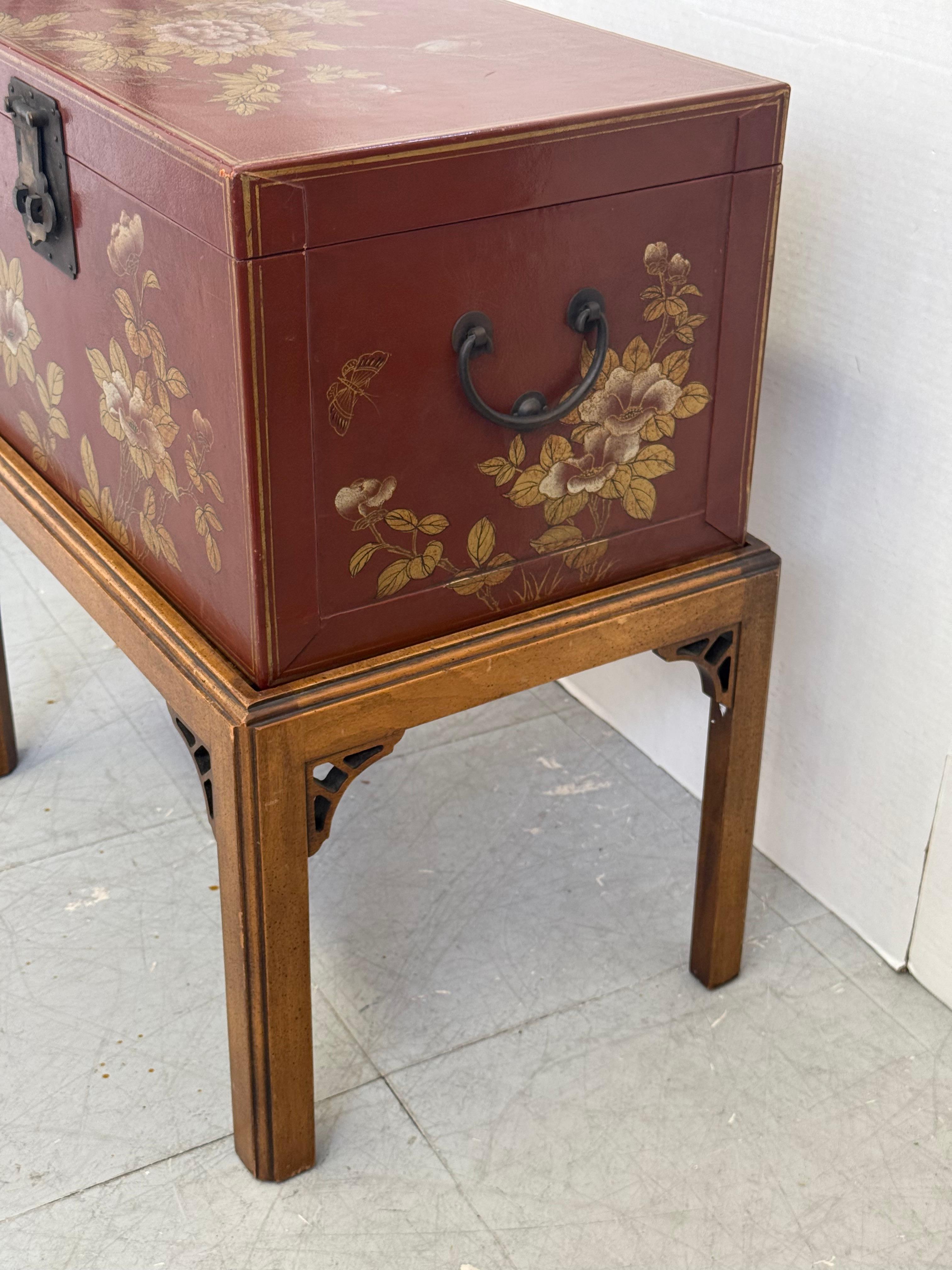 Table de rangement de style asiatique laqué du milieu du siècle dernier en vente 2