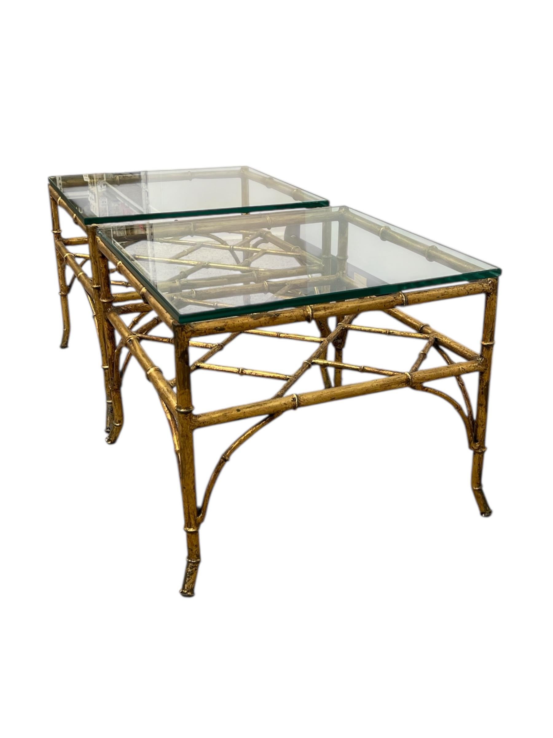 Conjunto de Mesas Auxiliares Vintage de Bambú Dorado de Estilo Moderno de Mediados de Siglo Moderno de mediados de siglo en venta
