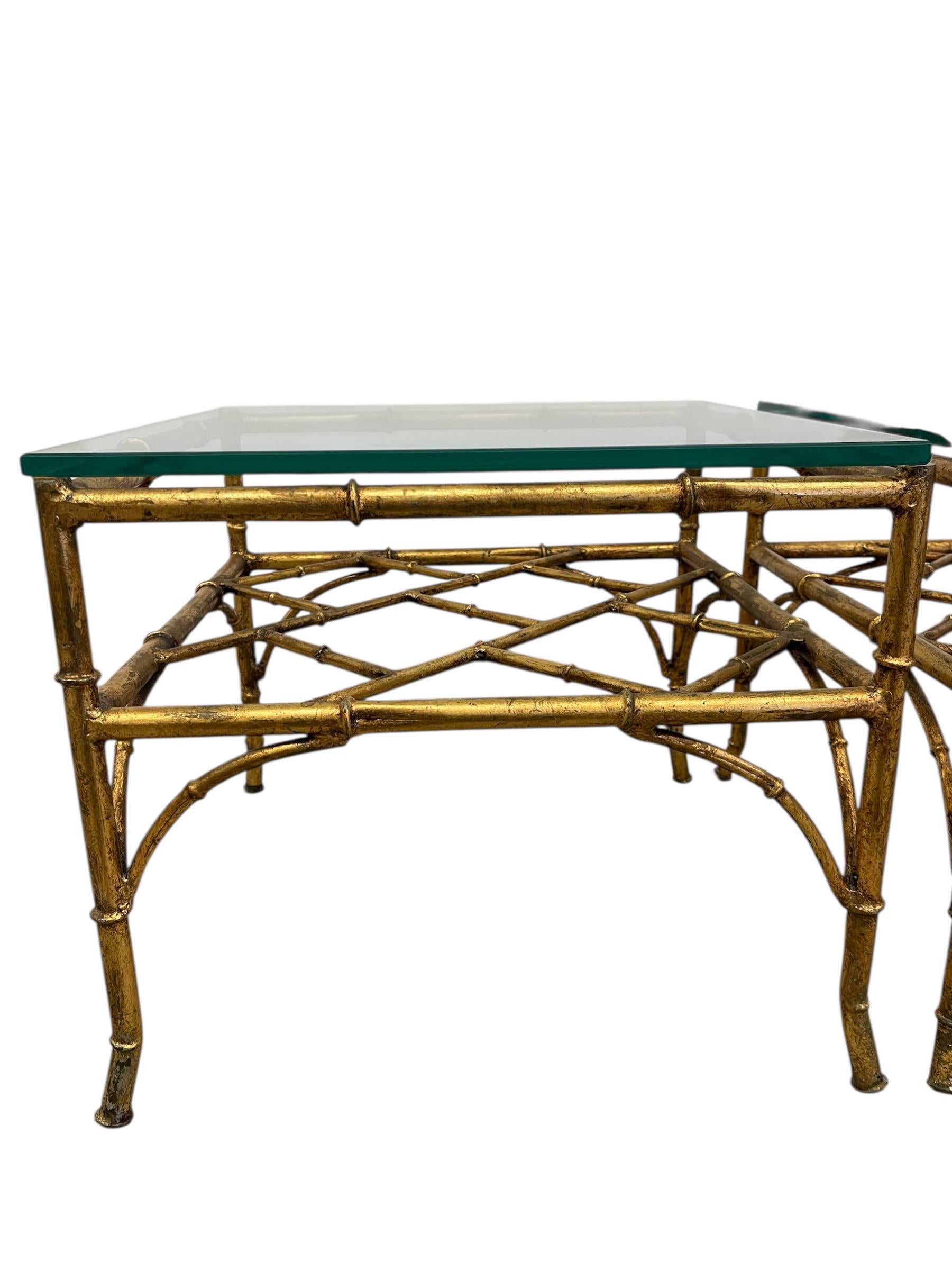 Conjunto de Mesas Auxiliares Vintage de Bambú Dorado de Estilo Moderno de Mediados de Siglo finales del siglo XX en venta