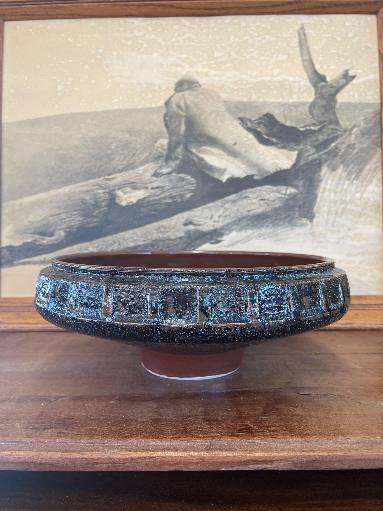 Vintage Ceramic Bowls with Brown and Black Glazing.
The Sides of the Bowl Feature Notched Details as Pictured.

Dimensions. 15 Diameter ; 5 H