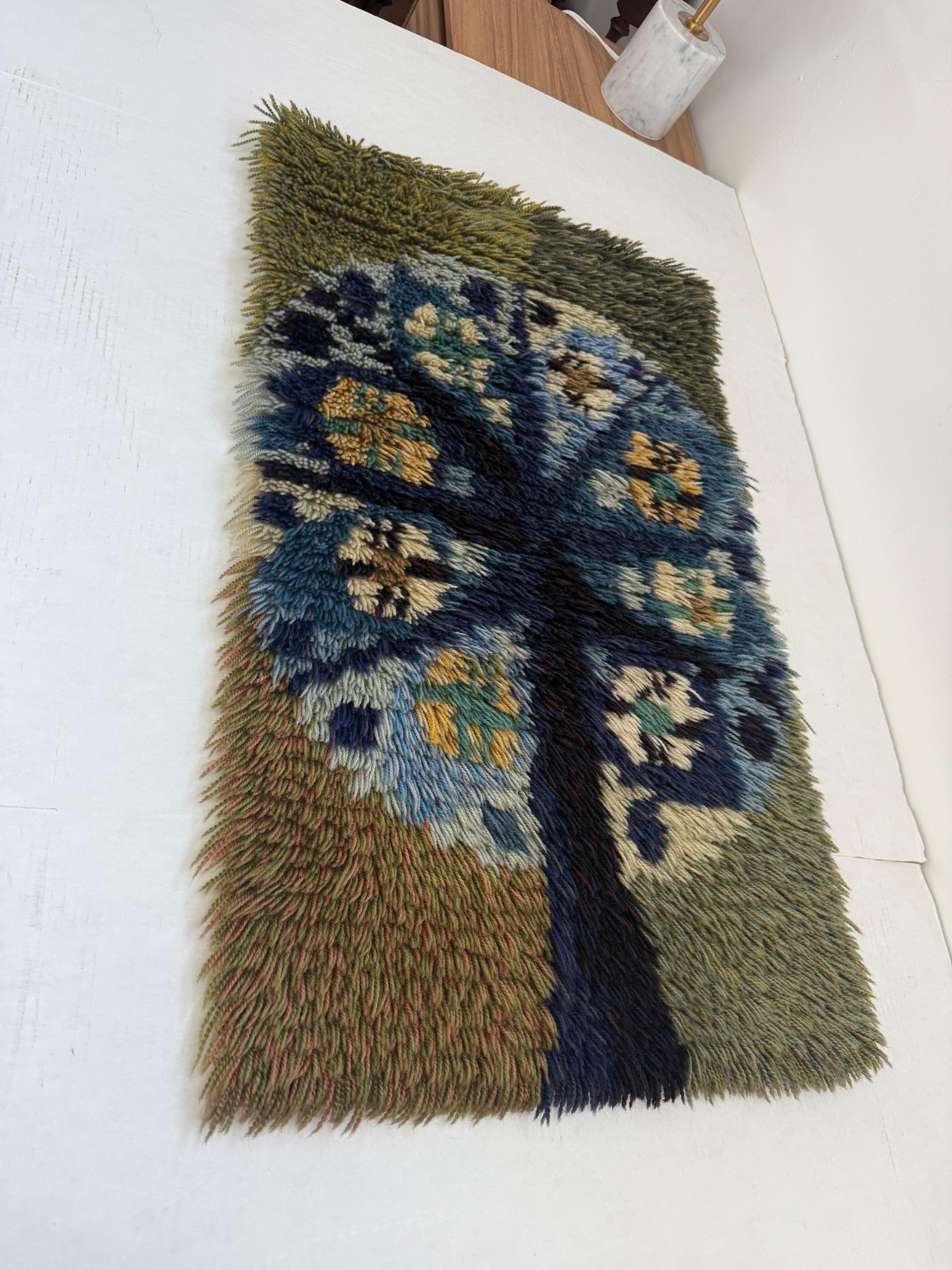  Dieser atemberaubende Wandbehang aus Wolle im Vintage-Stil zeigt ein reich strukturiertes Lebensbaum-Motiv in schönen Erdtönen von Grün, Blau und Creme. Dieses textile Kunstwerk im modernen Shag-Stil aus der Mitte des Jahrhunderts verleiht jedem