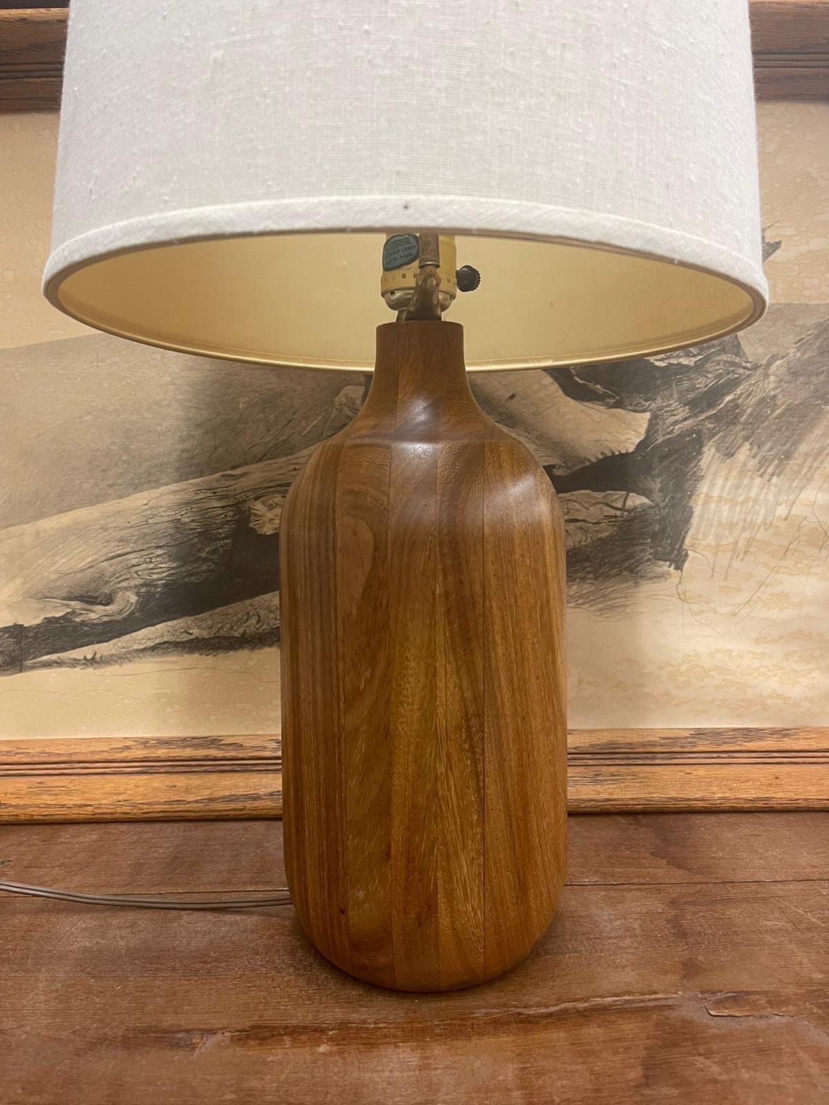Vintage Mid Century Modern Style Walnut Toned Table Lamp. In Good Condition For Sale In Seattle, WA