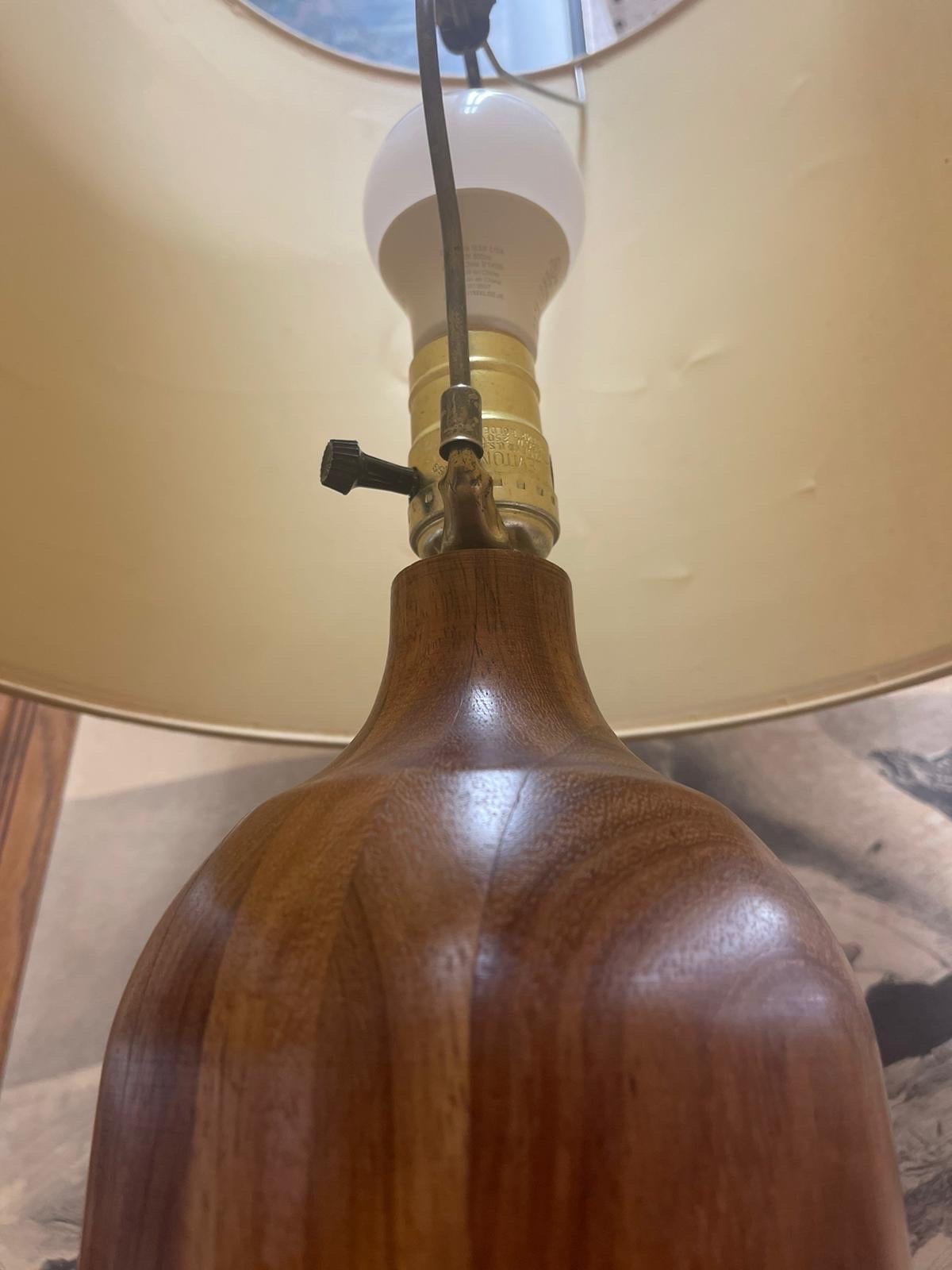 Vintage Mid Century Modern Style Walnuss getönte Tischlampe. (Holz) im Angebot