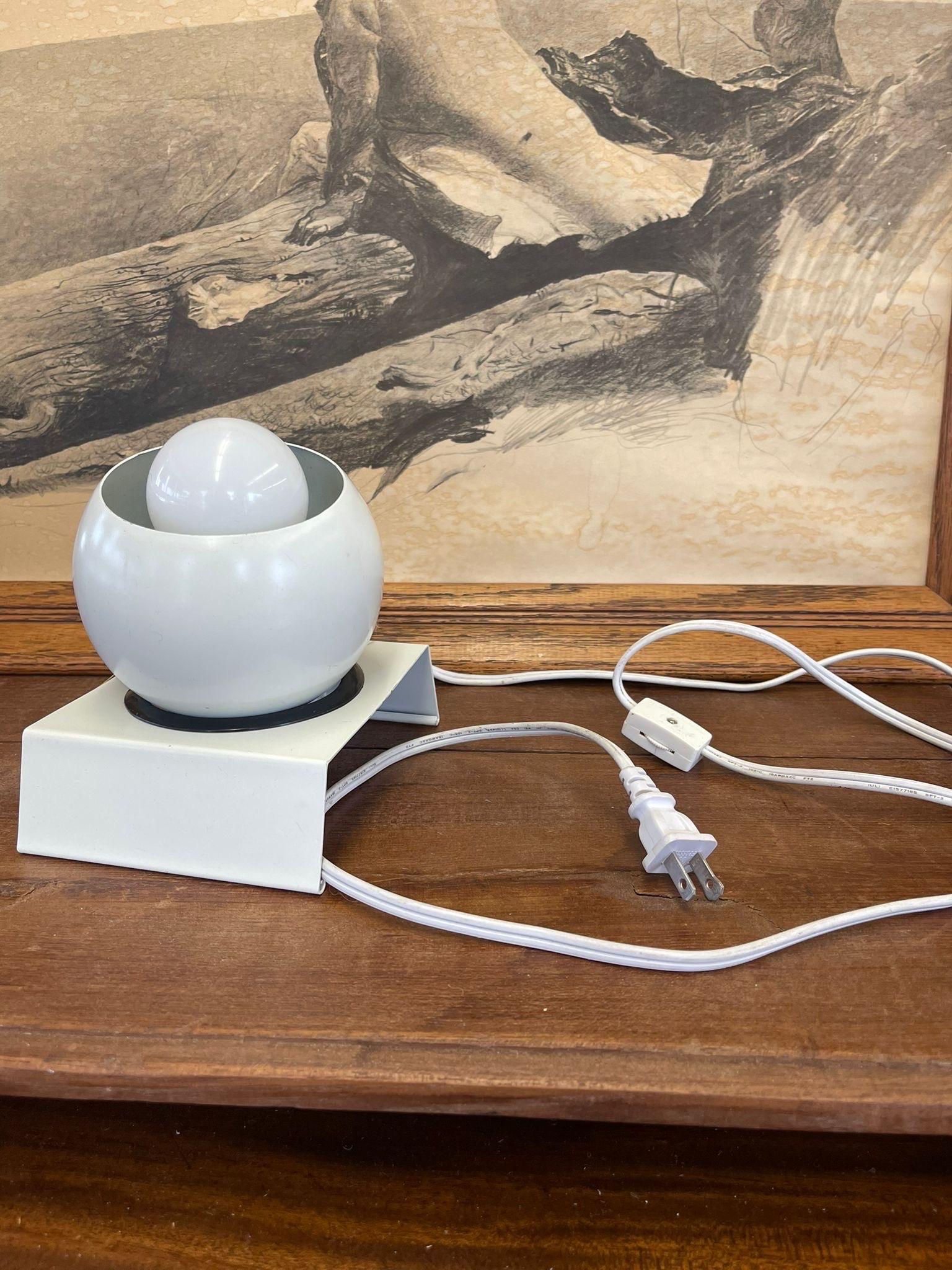 Vintage Mid Century Modern Style White Spherical Lamp For Sale 3