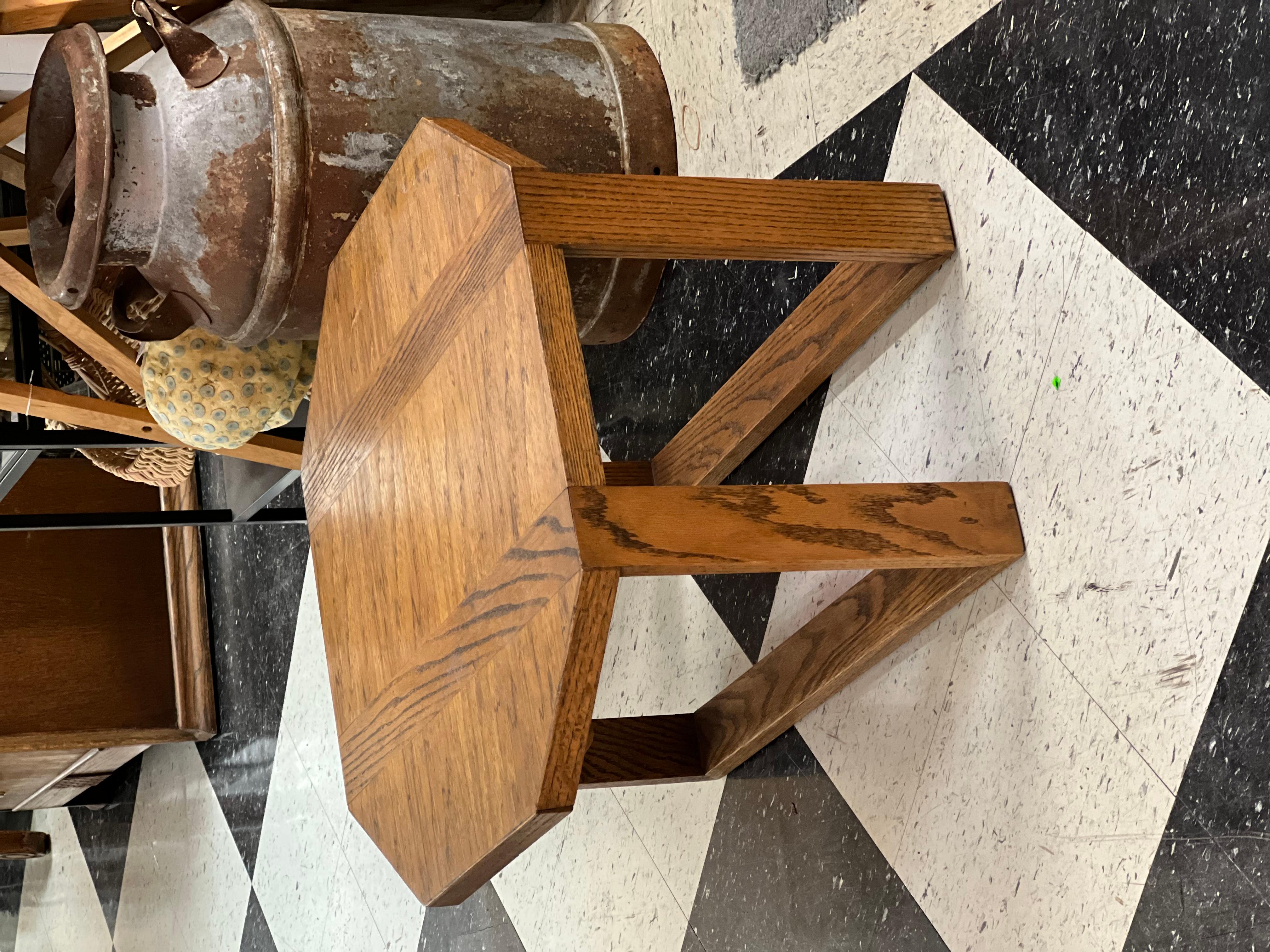 Cette table d'appoint structurelle présente un ton de chêne doré et un détail intéressant, à savoir l'encastrement des pieds. Les détails du grain sont également magnifiques.

Dimensions. 24 