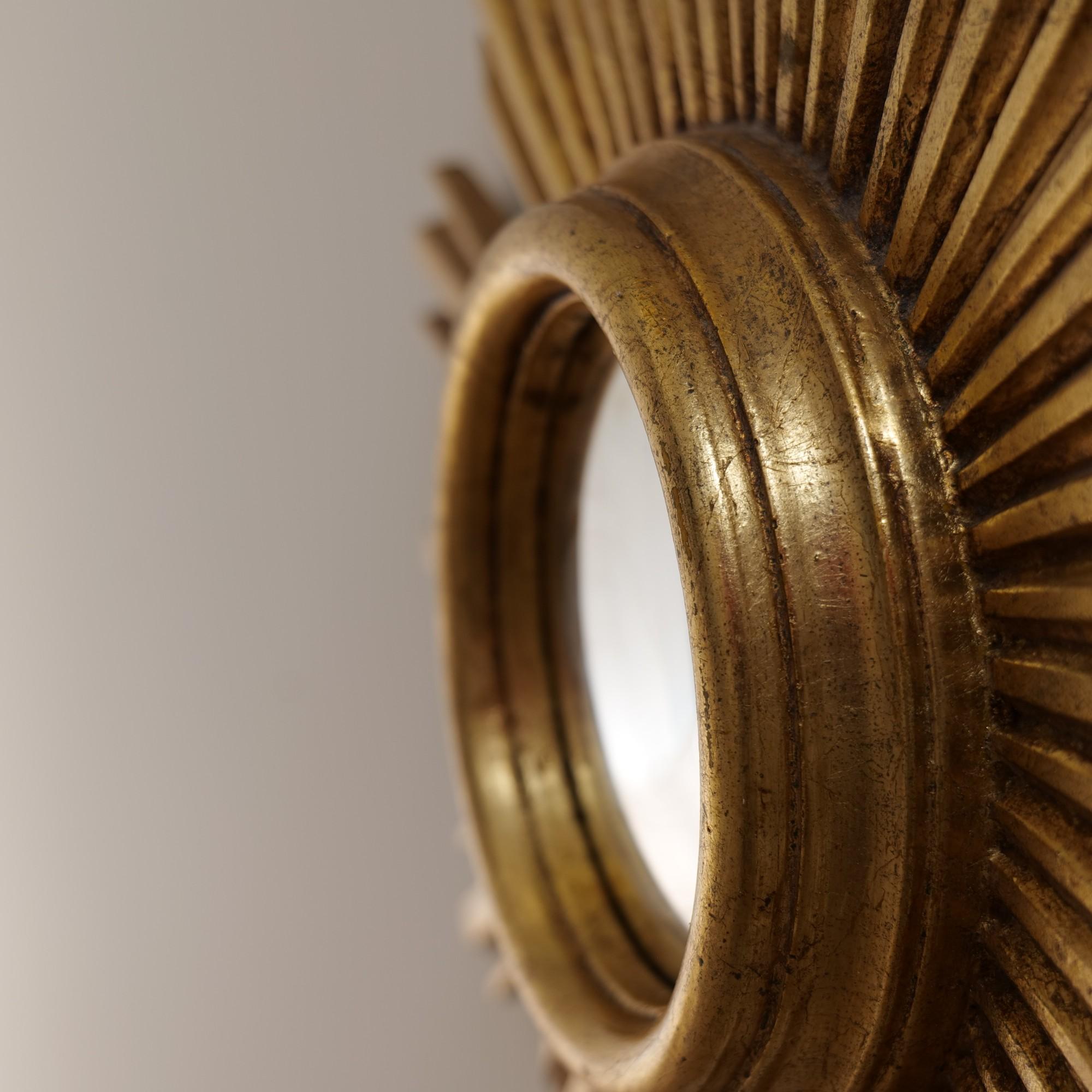- Vintage Sonnenschliff Spiegel mit schöner Patina
- Saint Gobain konvexes Spiegelglas
- sehr guter Vintage-Zustand

40 x 6 cm

