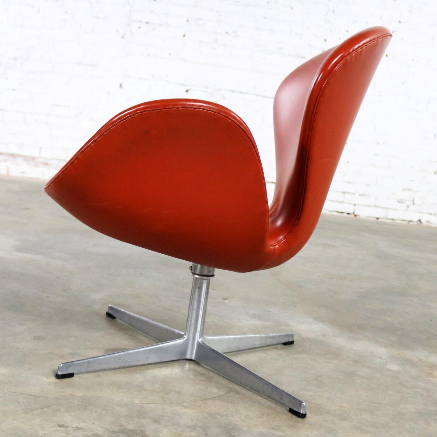 Scandinavian Modern Vintage Mid-Century Modern Swan Chair by Arne Jacobsen for Fritz Hansen