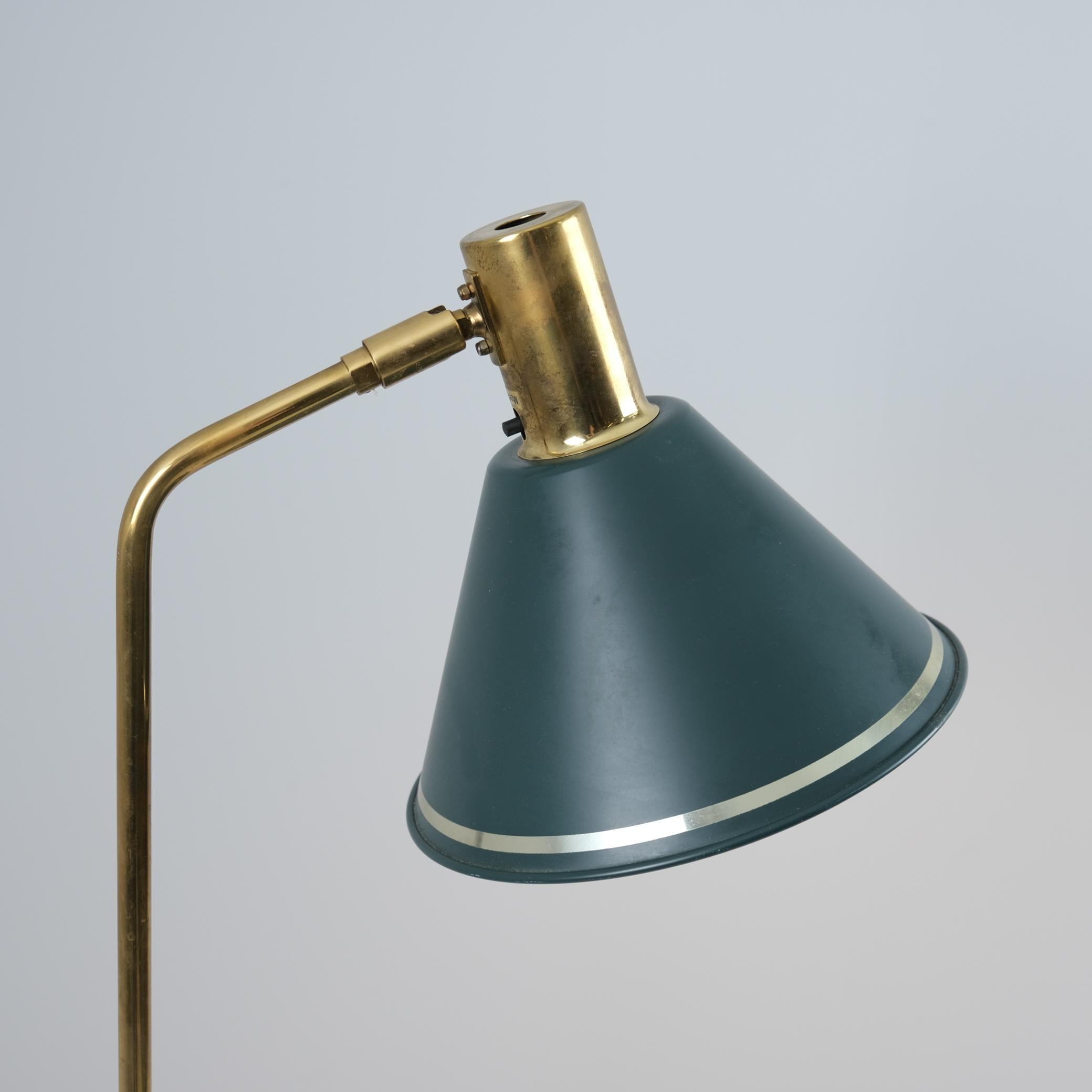 Vintage Mid-Century Modern Swedish Öia Floor Lamp in Brass & Green Shade, 1970s In Good Condition For Sale In Helsinki, FI