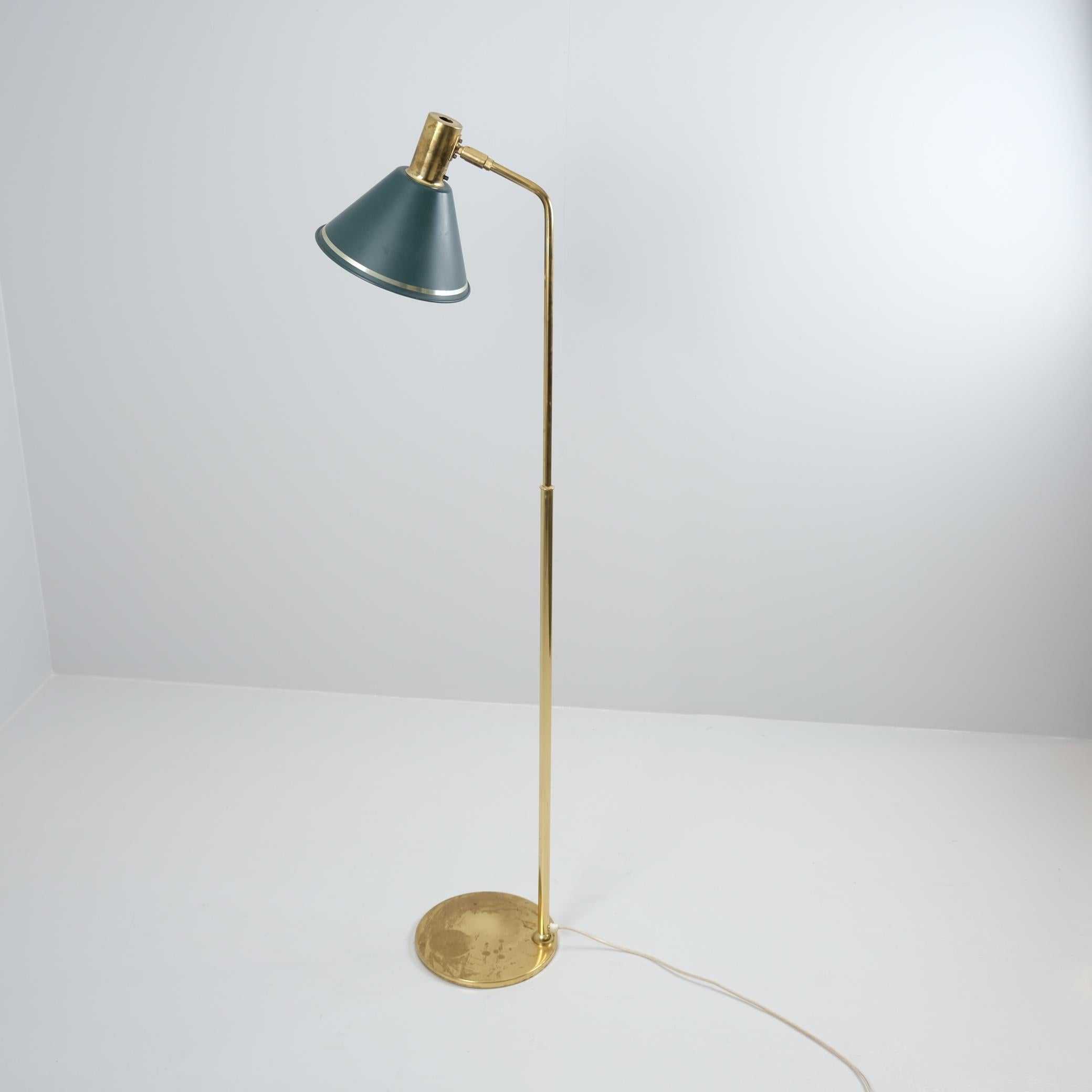 Vintage Mid-Century Modern Swedish Öia Floor Lamp in Brass & Green Shade, 1970s For Sale 3