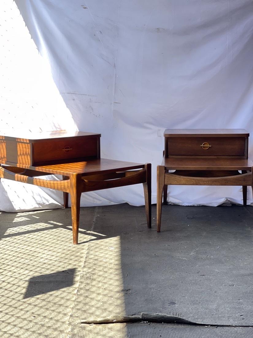 Ensemble de 2 tiroirs à queue d'aronde pour table Vintage Mid-Century Modern.

Dimensions. 21 L ; 21 H ; 31 P.