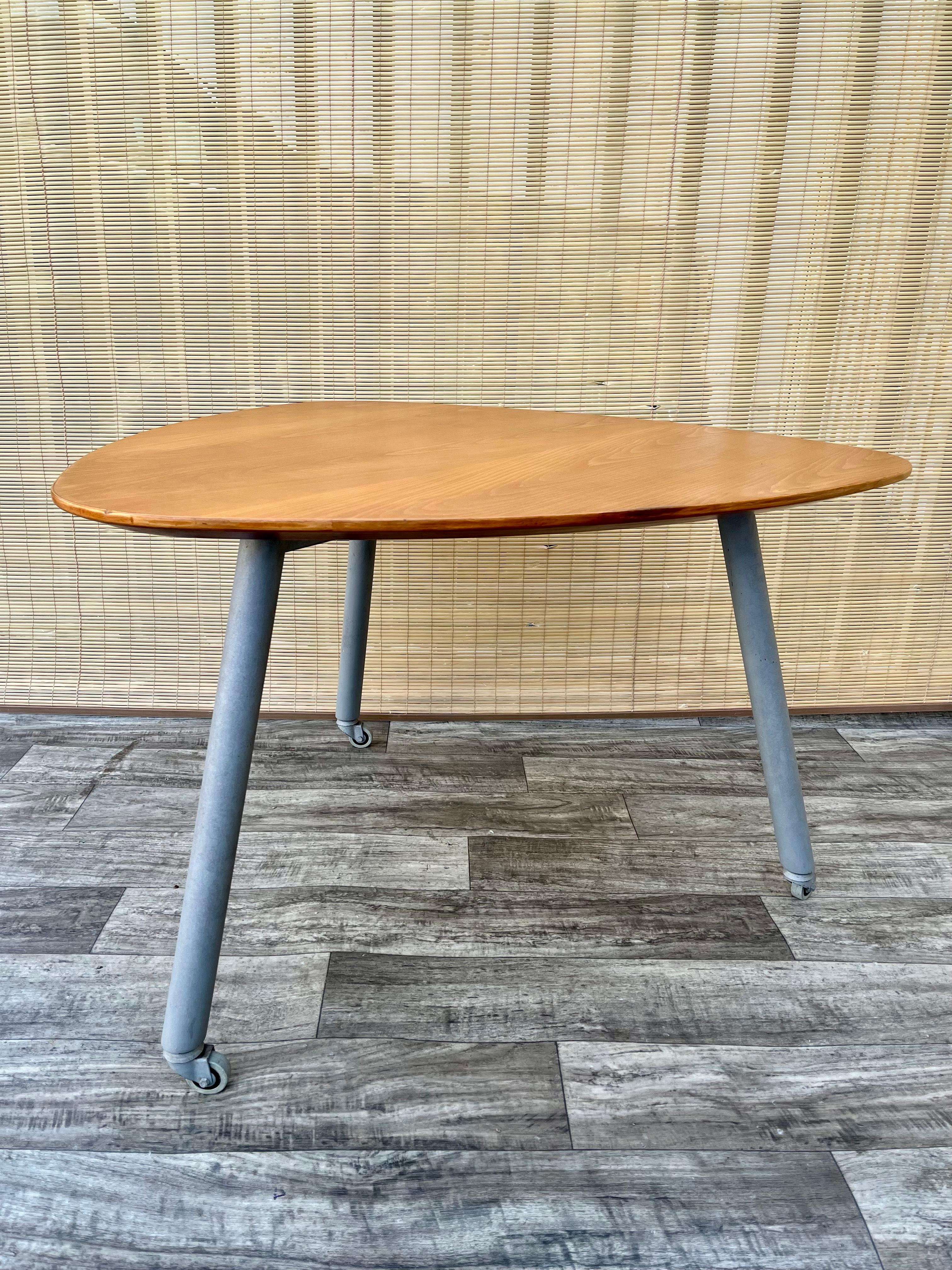 Vintage-Tisch im Mid-Century Modern-Stil im Arne Jacobsen-Eiertischstil, Mid-Century Modern. C  1970s im Angebot 2