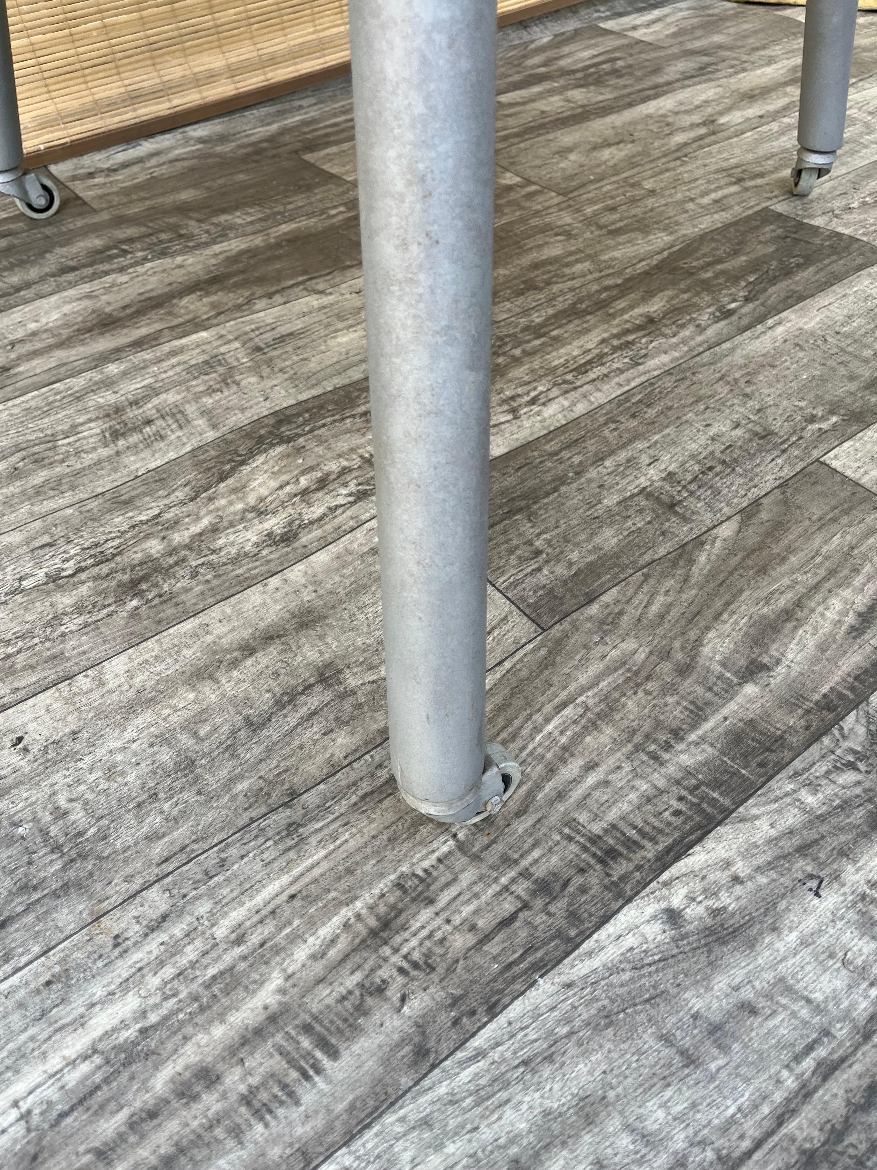 Vintage-Tisch im Mid-Century Modern-Stil im Arne Jacobsen-Eiertischstil, Mid-Century Modern. C  1970s im Angebot 11