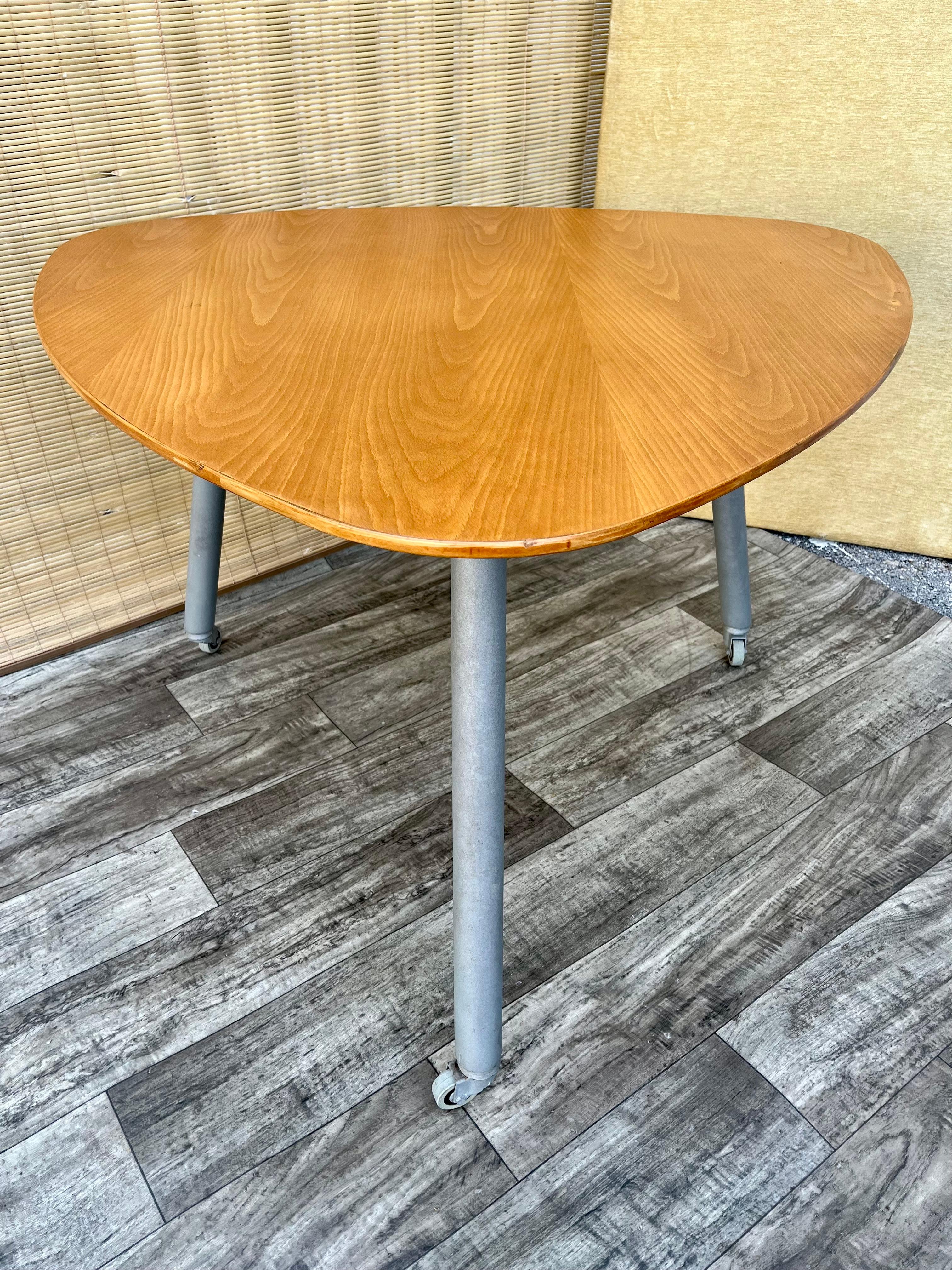 Vintage-Tisch im Mid-Century Modern-Stil im Arne Jacobsen-Eiertischstil, Mid-Century Modern. Circa 1970er Jahre
Er verfügt über ein industriell inspiriertes Design, abgerundete Ecken, eine naturfarbene Tischplatte mit schöner blonder Holzmaserung