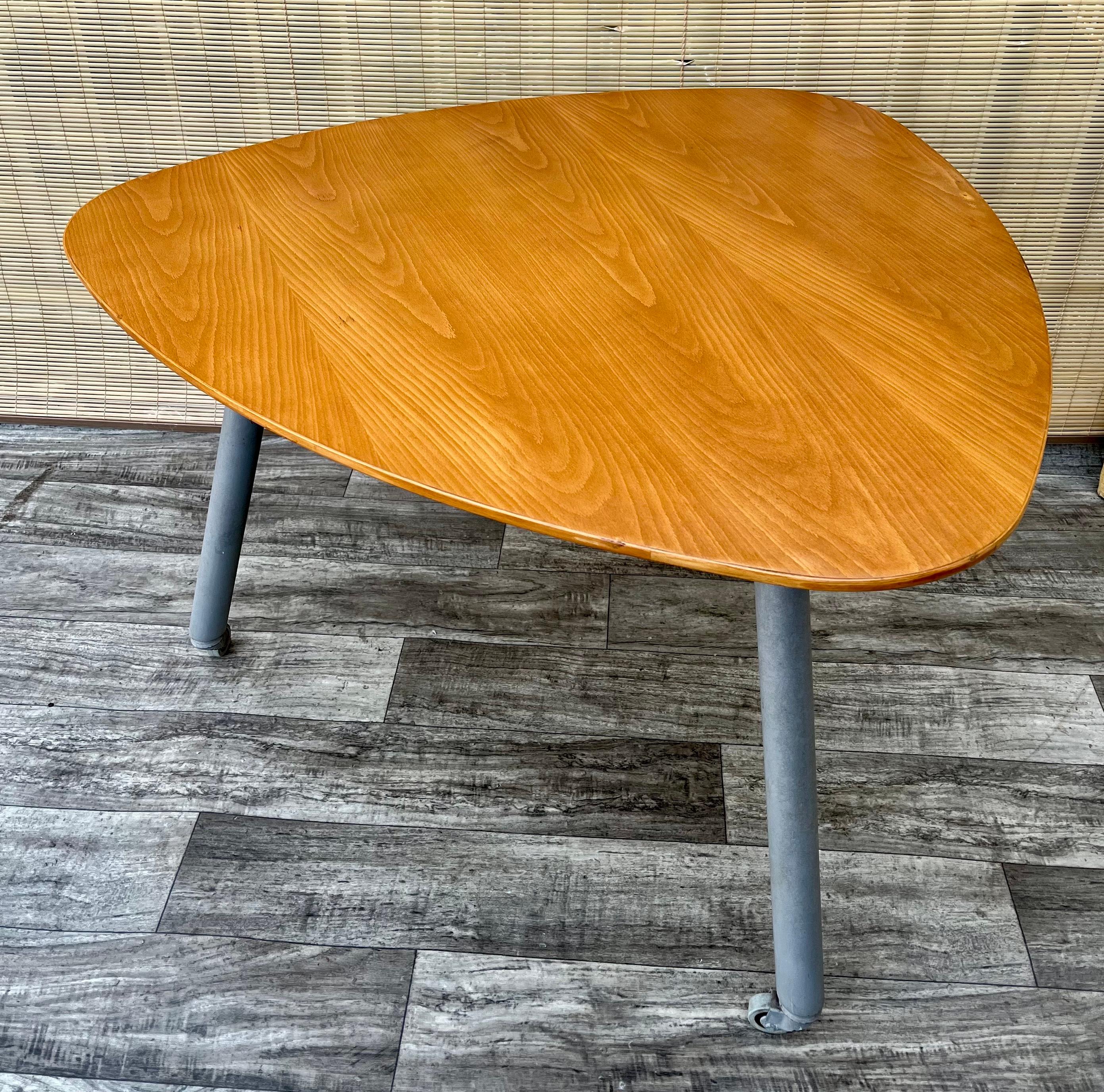 Vintage-Tisch im Mid-Century Modern-Stil im Arne Jacobsen-Eiertischstil, Mid-Century Modern. C  1970s (Unbekannt) im Angebot