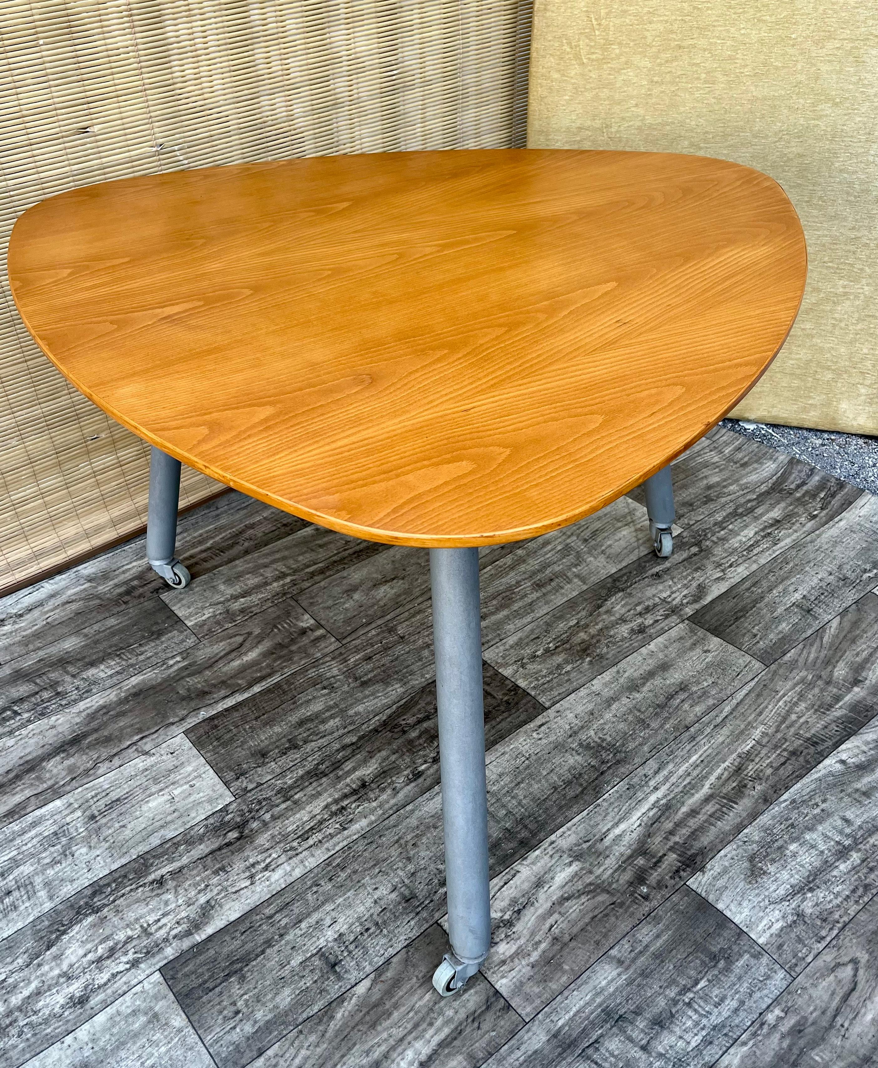 Vintage-Tisch im Mid-Century Modern-Stil im Arne Jacobsen-Eiertischstil, Mid-Century Modern. C  1970s (Furnier) im Angebot