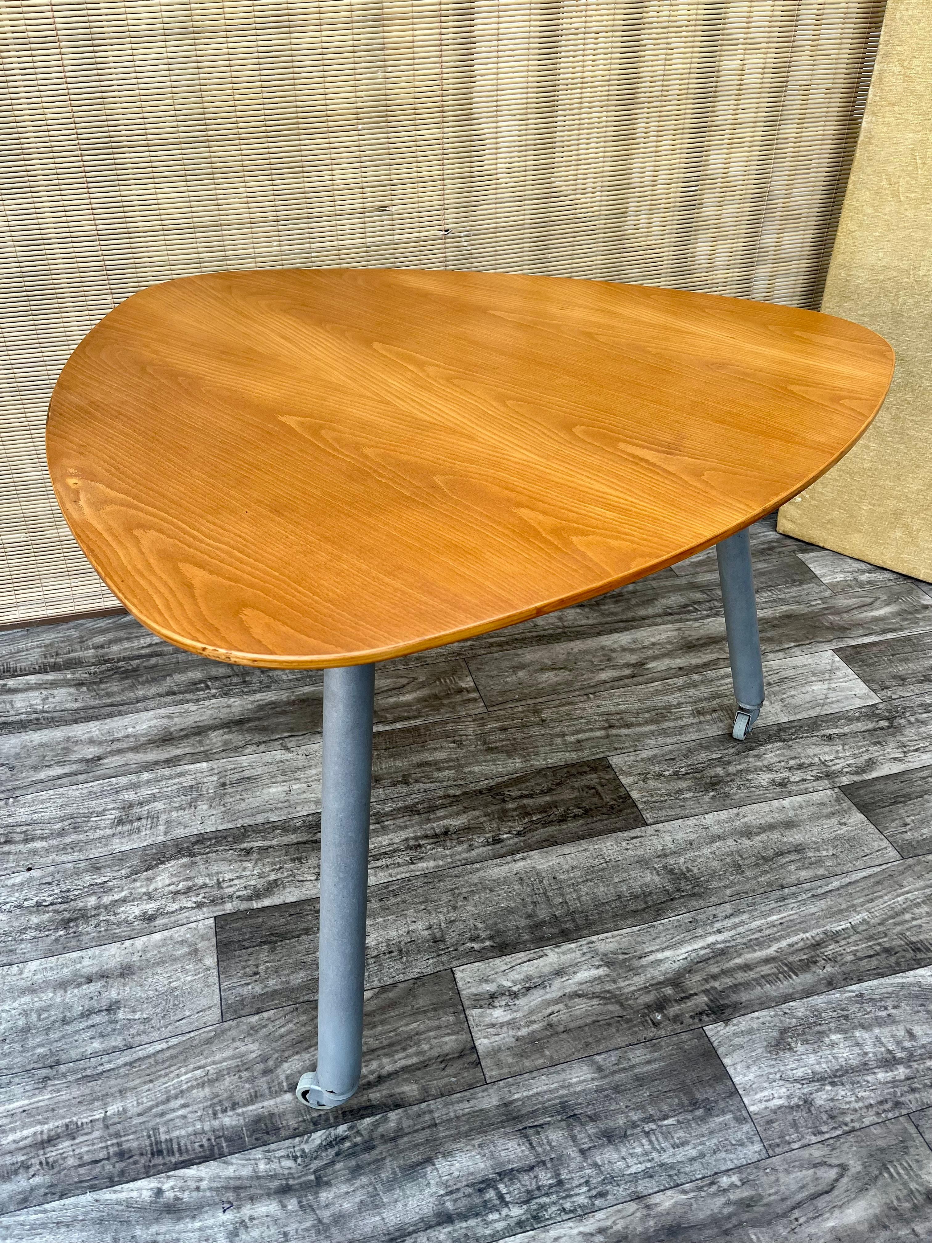 Vintage-Tisch im Mid-Century Modern-Stil im Arne Jacobsen-Eiertischstil, Mid-Century Modern. C  1970s im Zustand „Gut“ im Angebot in Miami, FL