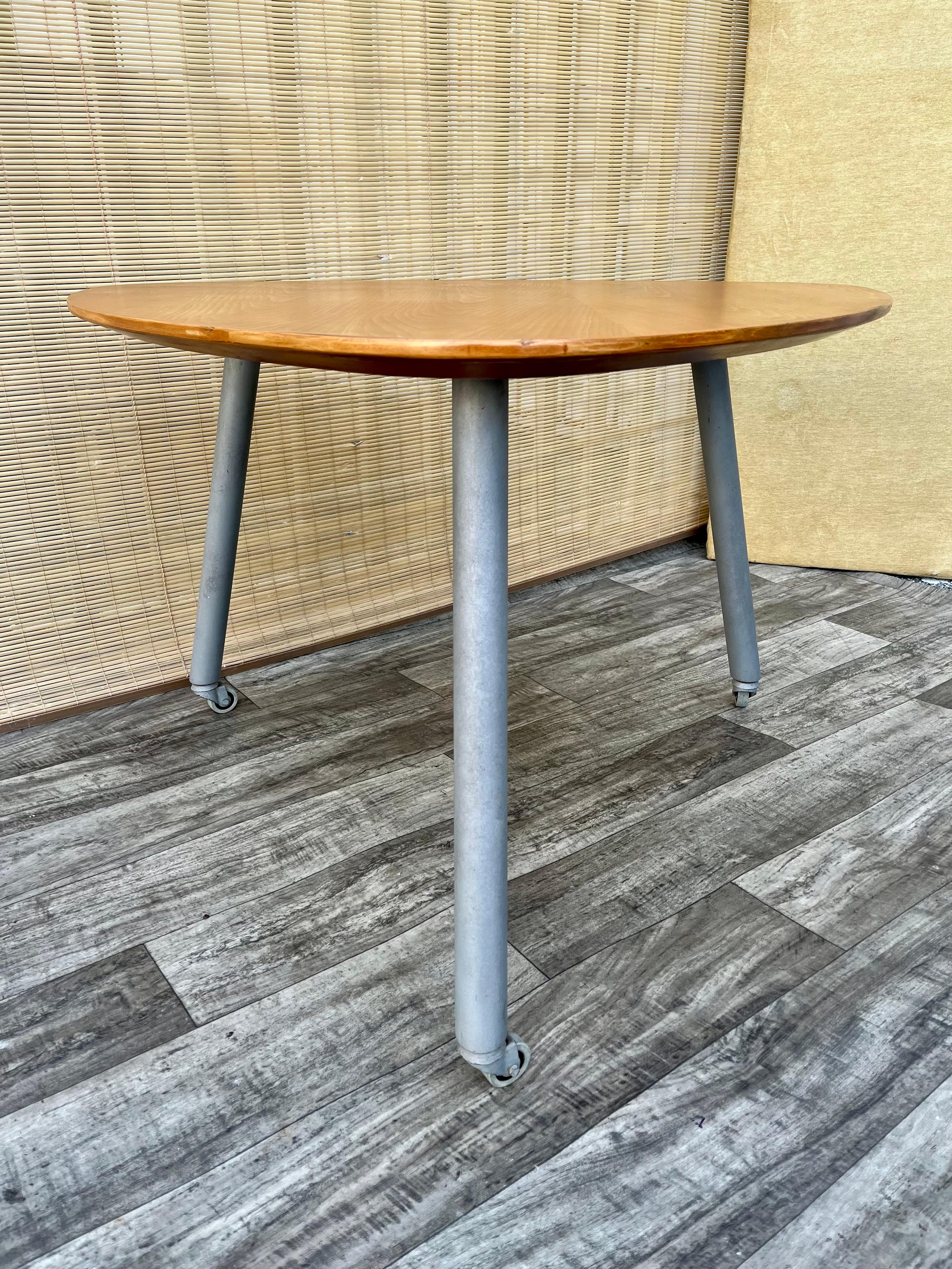 Vintage-Tisch im Mid-Century Modern-Stil im Arne Jacobsen-Eiertischstil, Mid-Century Modern. C  1970s (Ende des 20. Jahrhunderts) im Angebot