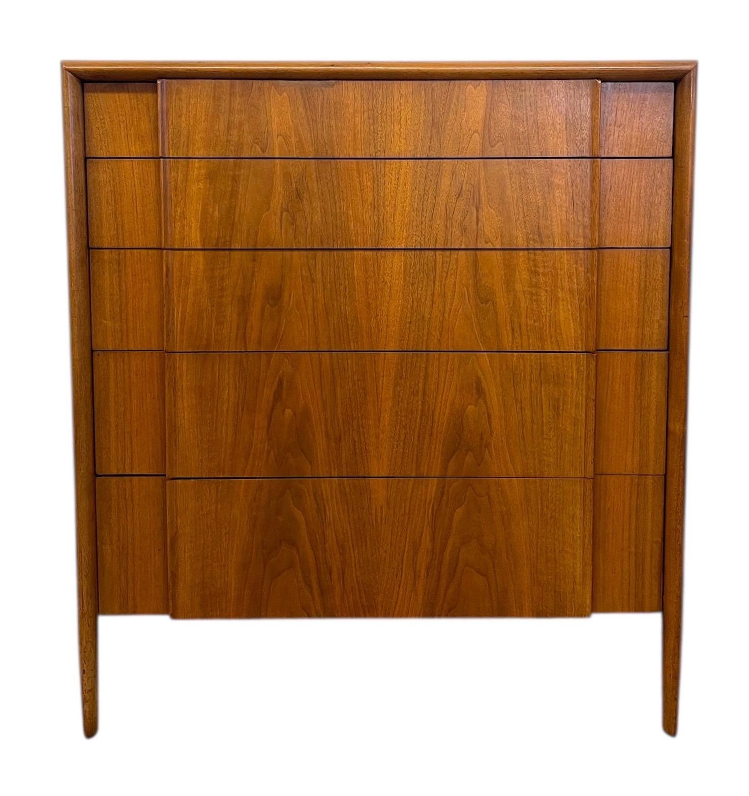  Questo comò alto vintage fa parte della collezione Parallele di Drexel, una linea celebre per il suo design pulito e moderno di metà secolo e per l'artigianato di alta qualità. Questo mobile è dotato di cinque cassetti spaziosi con tiretti